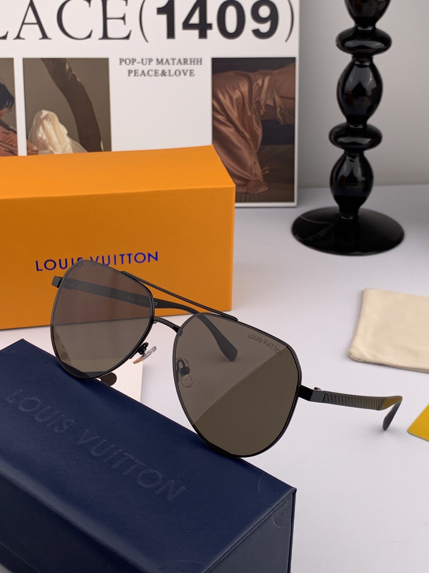 LV 男款炫彩飞行员偏光太阳镜 ❤️材质：高清尼龙加厚卡槽高清偏光镜片 🌹无边框镜架💕颜👍型号：L089