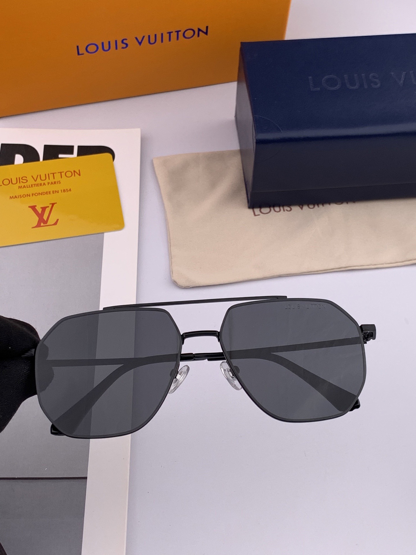 LV 男款炫彩飞行员偏光太阳镜 ❤️材质：高清尼龙加厚卡槽高清偏光镜片 🌹无边框镜架💕颜👍型号：L089