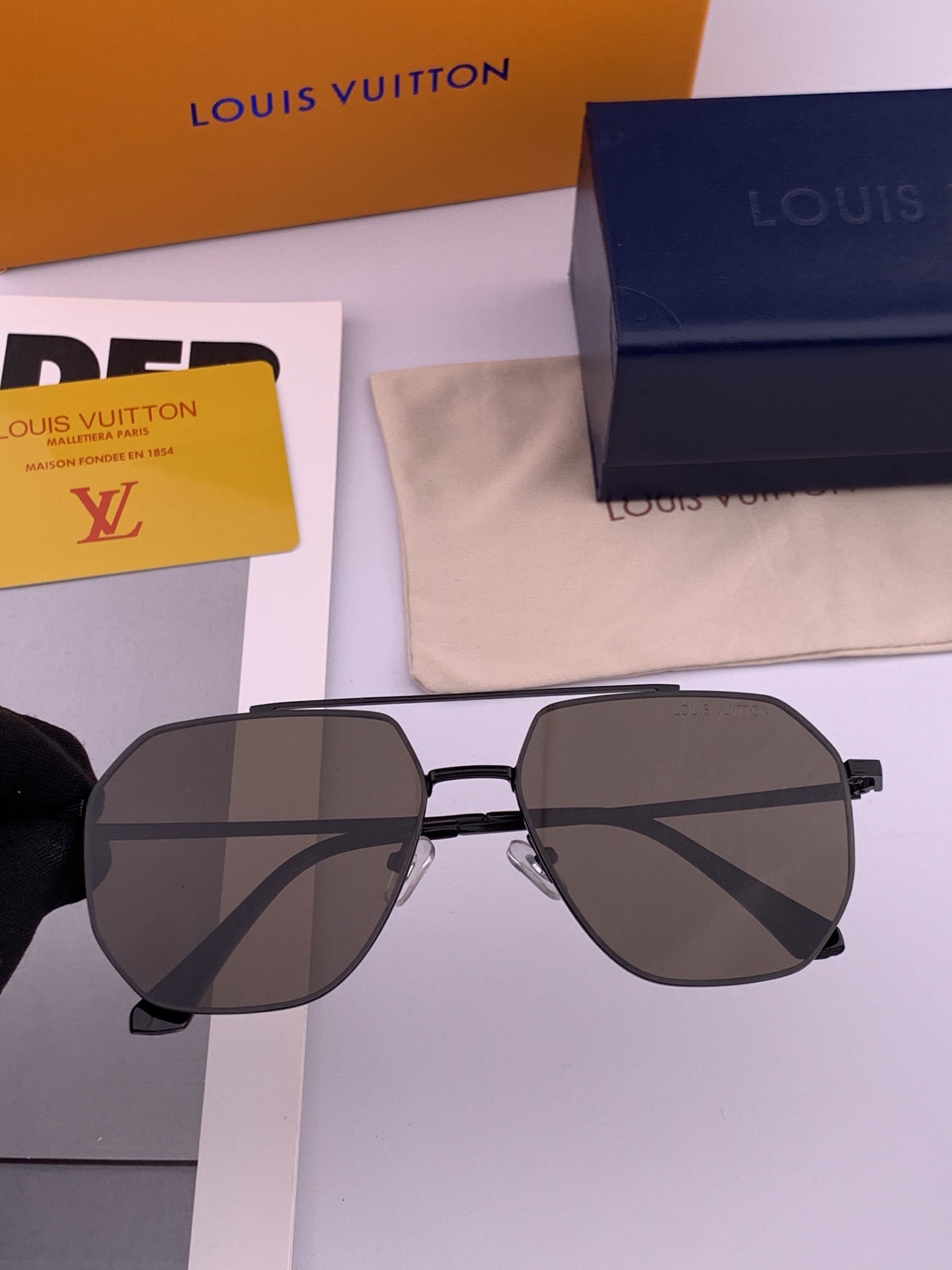 LV 男款炫彩飞行员偏光太阳镜 ❤️材质：高清尼龙加厚卡槽高清偏光镜片 🌹无边框镜架💕颜👍型号：L089