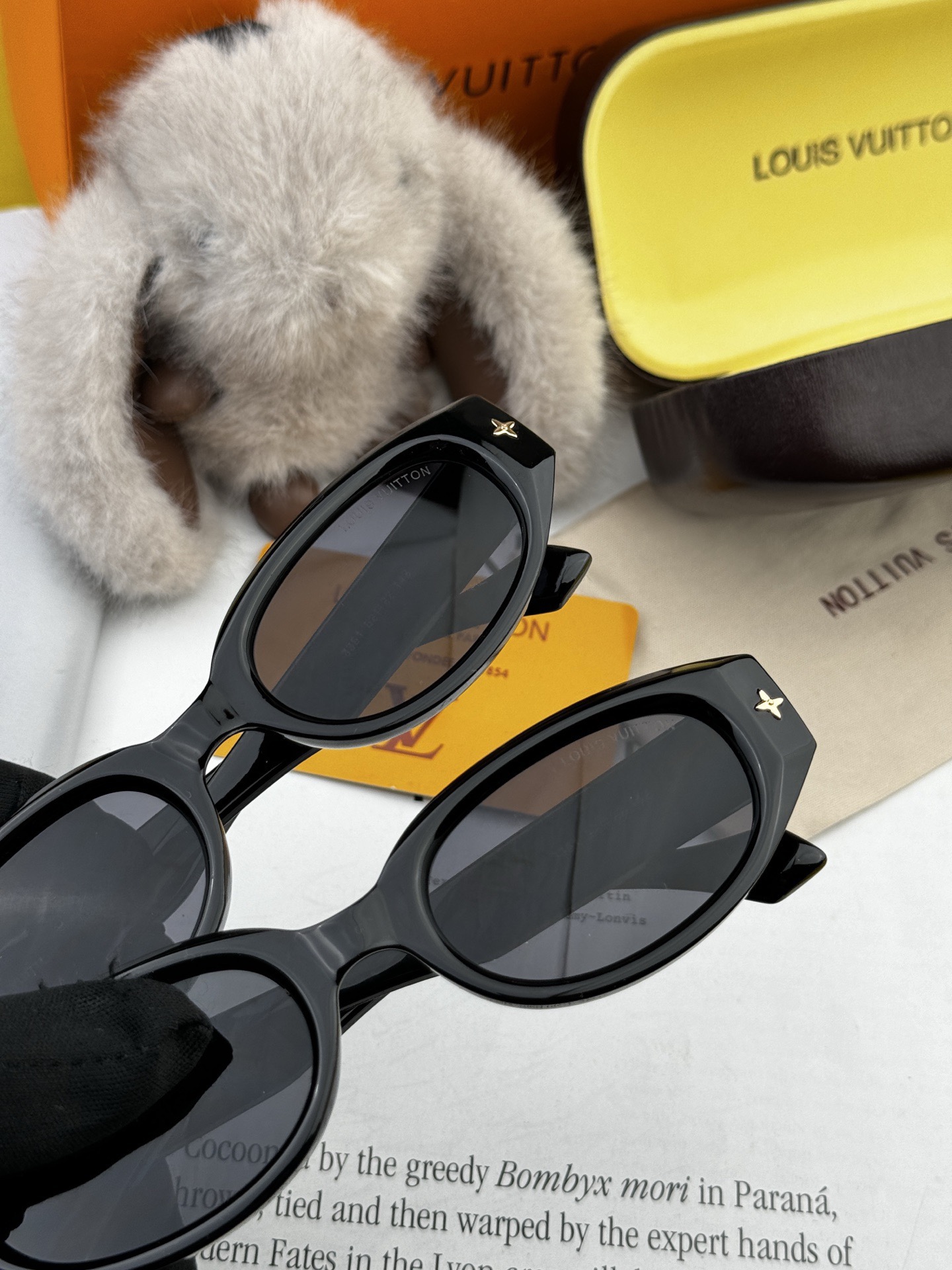 LV 新款女士方框太阳眼镜 开车墨镜 新款太阳镜 时尚大方 舒适轻盈 精致奢华 超轻 型号：L1335