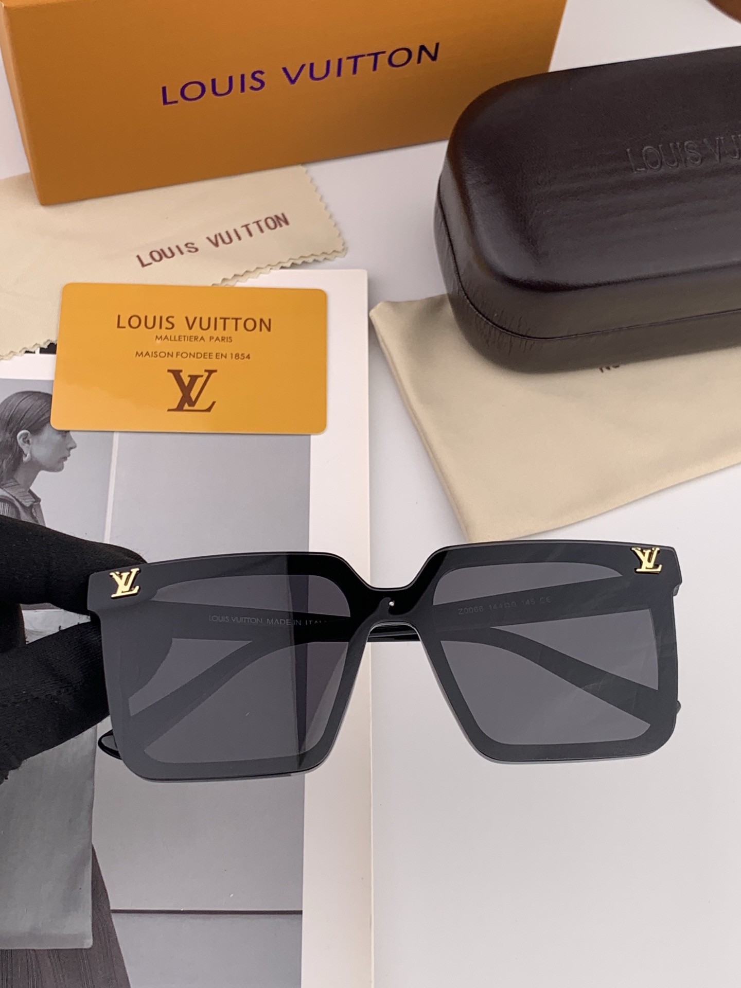 🔺LV🔻早春新款，众多明星同款[色]LV‼️‼️新款大框墨镜 ，🌈🌈宝丽来超清太阳镜🔝🔝型号：L6006