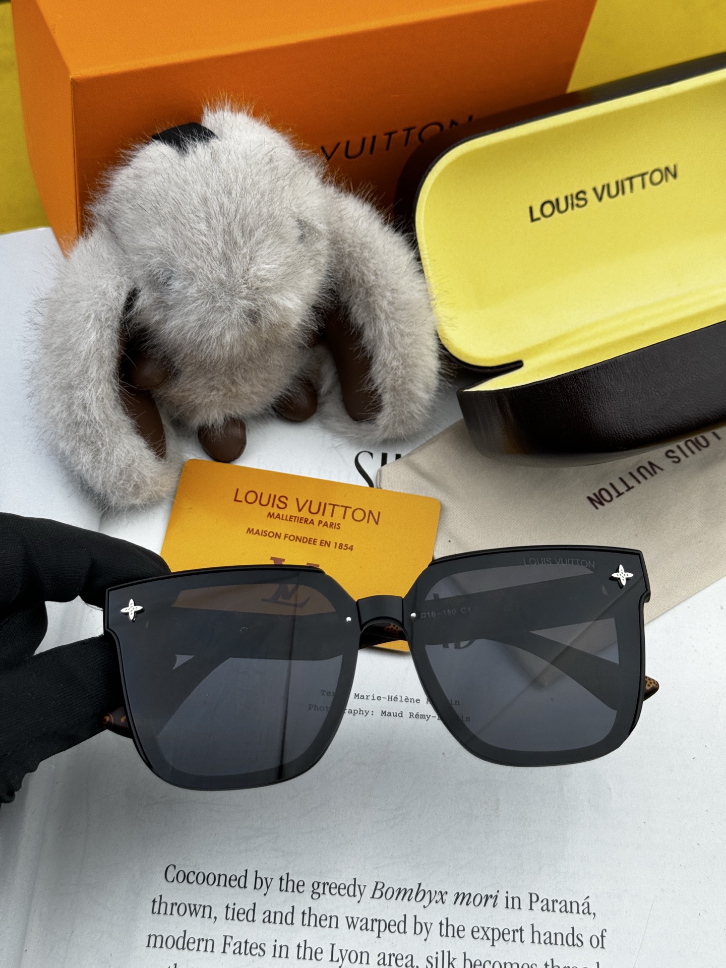 LV 新款女士方框太阳眼镜 开车墨镜 新款太阳镜 时尚大方 舒适轻盈 精致奢华 超轻 型号：L1132