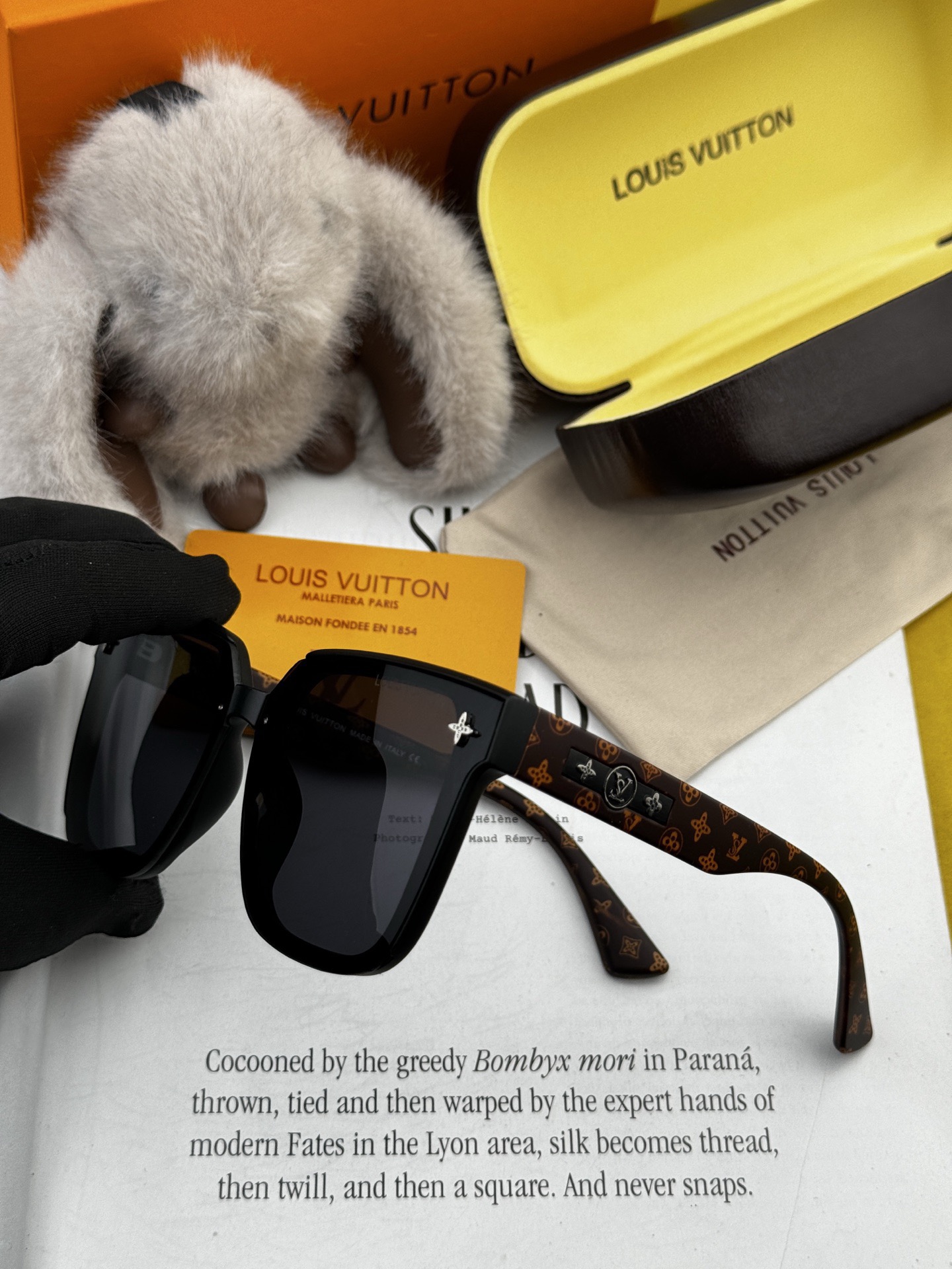 LV 新款女士方框太阳眼镜 开车墨镜 新款太阳镜 时尚大方 舒适轻盈 精致奢华 超轻 型号：L1132