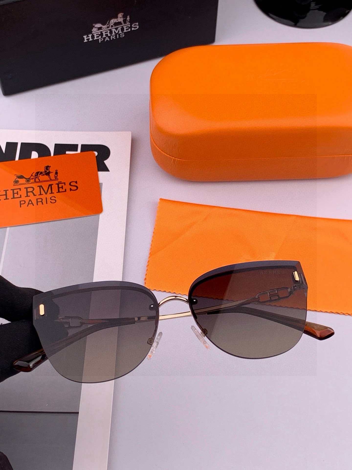 【尼龙偏光系列】爱马仕无框太阳镜墨方框设计，不挑脸型，无论搭配大衣还是连衣裙都非常显气质尼龙偏光镜片预防