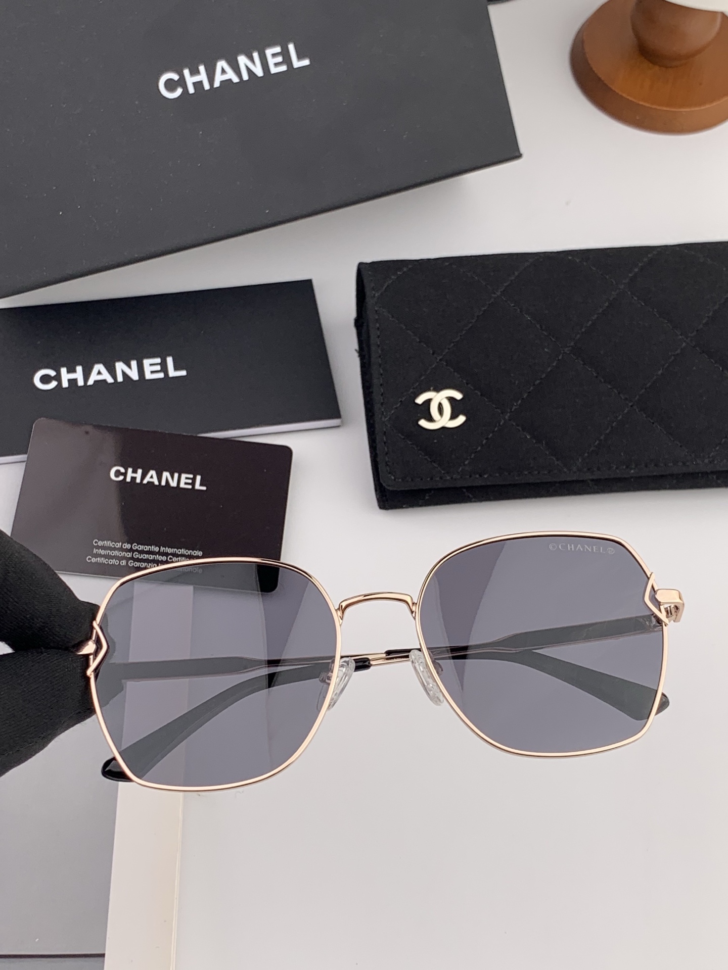 新品CHANEL 香奈儿太阳镜以独特魅力和前卫风格诠释春夏最新眼镜，质感超好佩带舒适 型号：CH9581