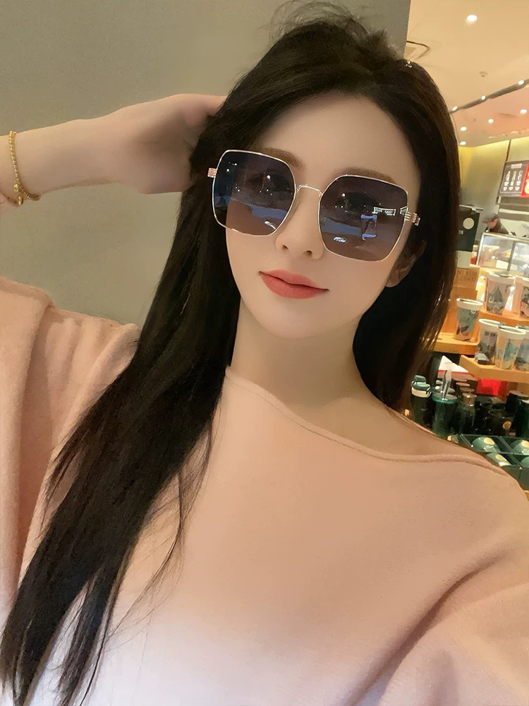 新品GUCC*太阳镜以独特魅力和前卫风格诠释春夏最新眼镜，质感超好佩带舒适 型号：G55813