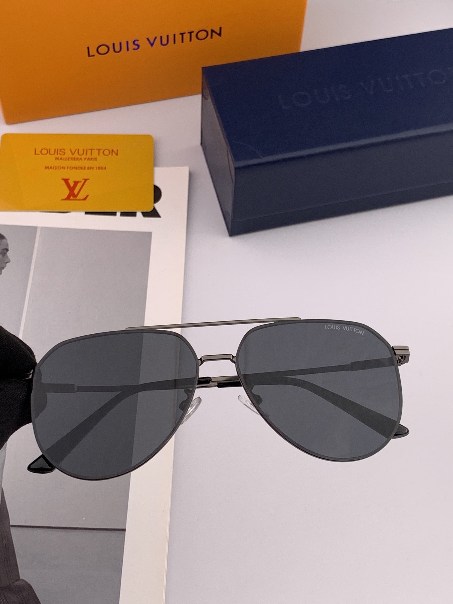 LV 男款炫彩飞行员偏光太阳镜 ❤️材质：高清尼龙加厚卡槽高清偏光镜片 🌹无边框镜架💕颜👍型号：L989