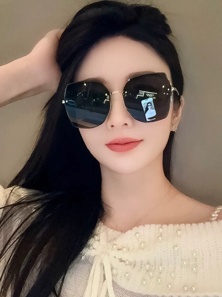 【尼龙偏光系列】DIOR无框太阳镜墨多边形设计，不挑脸型，无论搭配大衣还是连衣裙都非常显气质尼龙偏光镜片