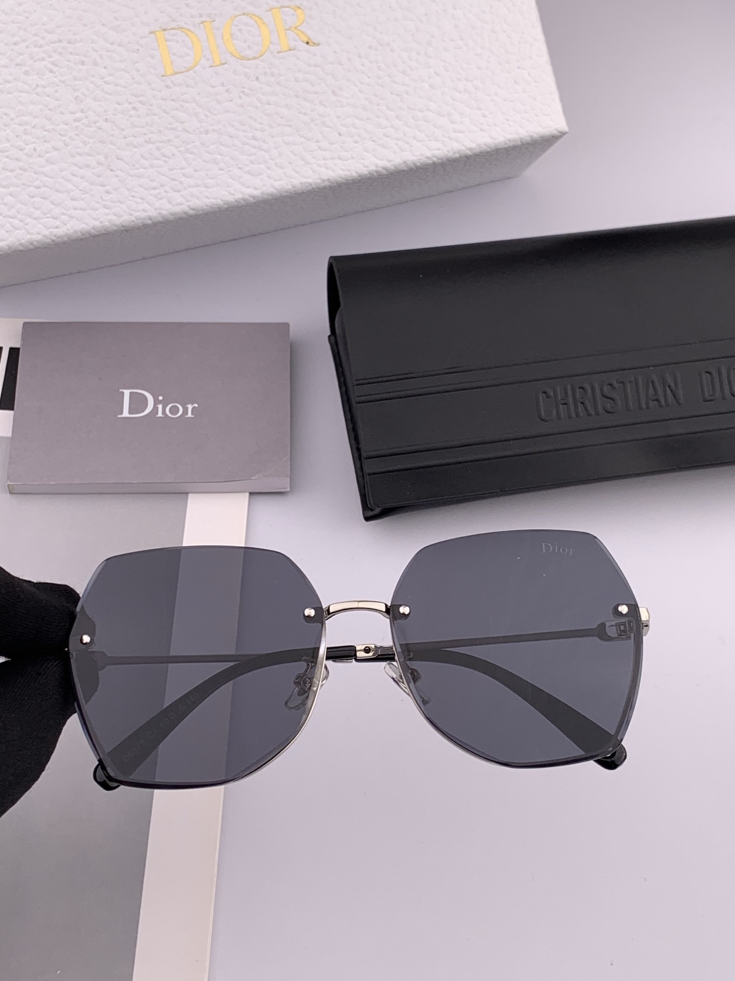 【尼龙偏光系列】DIOR无框太阳镜墨多边形设计，不挑脸型，无论搭配大衣还是连衣裙都非常显气质尼龙偏光镜片