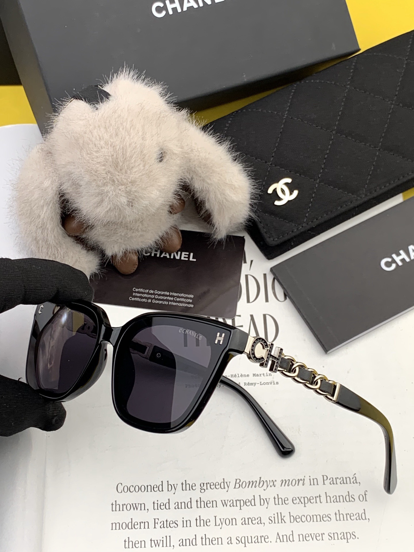 新品CHANEL 香奈儿太阳镜以独特魅力和前卫风格诠释春夏最新眼镜，质感超好佩带舒适 型号：CH0303