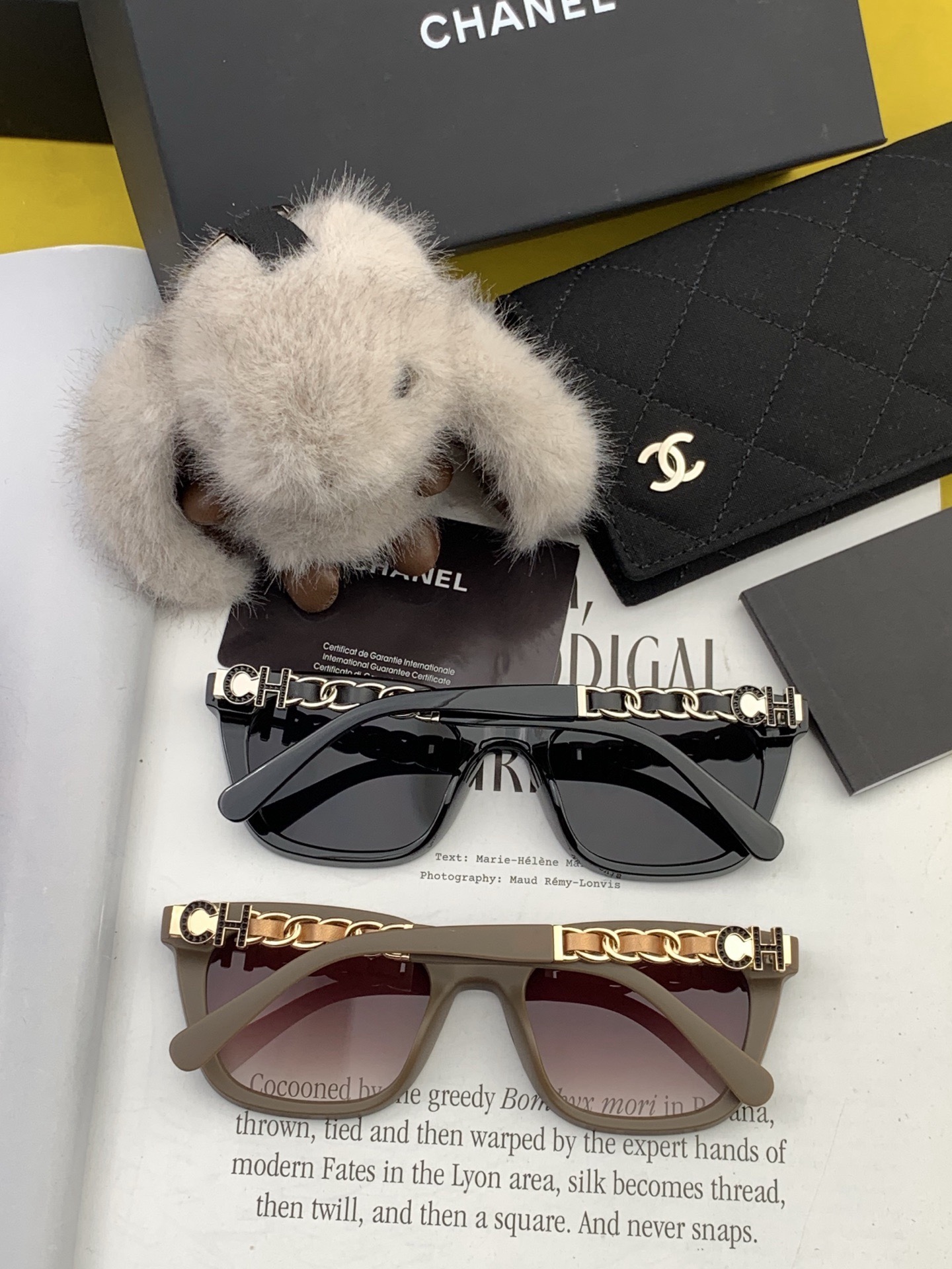 新品CHANEL 香奈儿太阳镜以独特魅力和前卫风格诠释春夏最新眼镜，质感超好佩带舒适 型号：CH0303