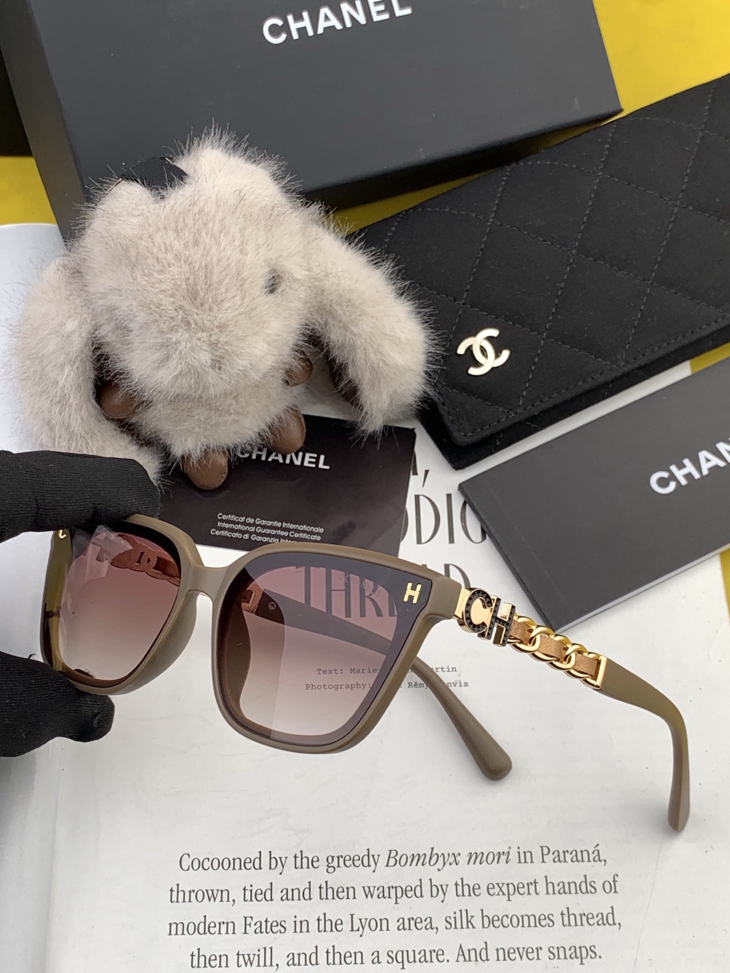 新品CHANEL 香奈儿太阳镜以独特魅力和前卫风格诠释春夏最新眼镜，质感超好佩带舒适 型号：CH0303