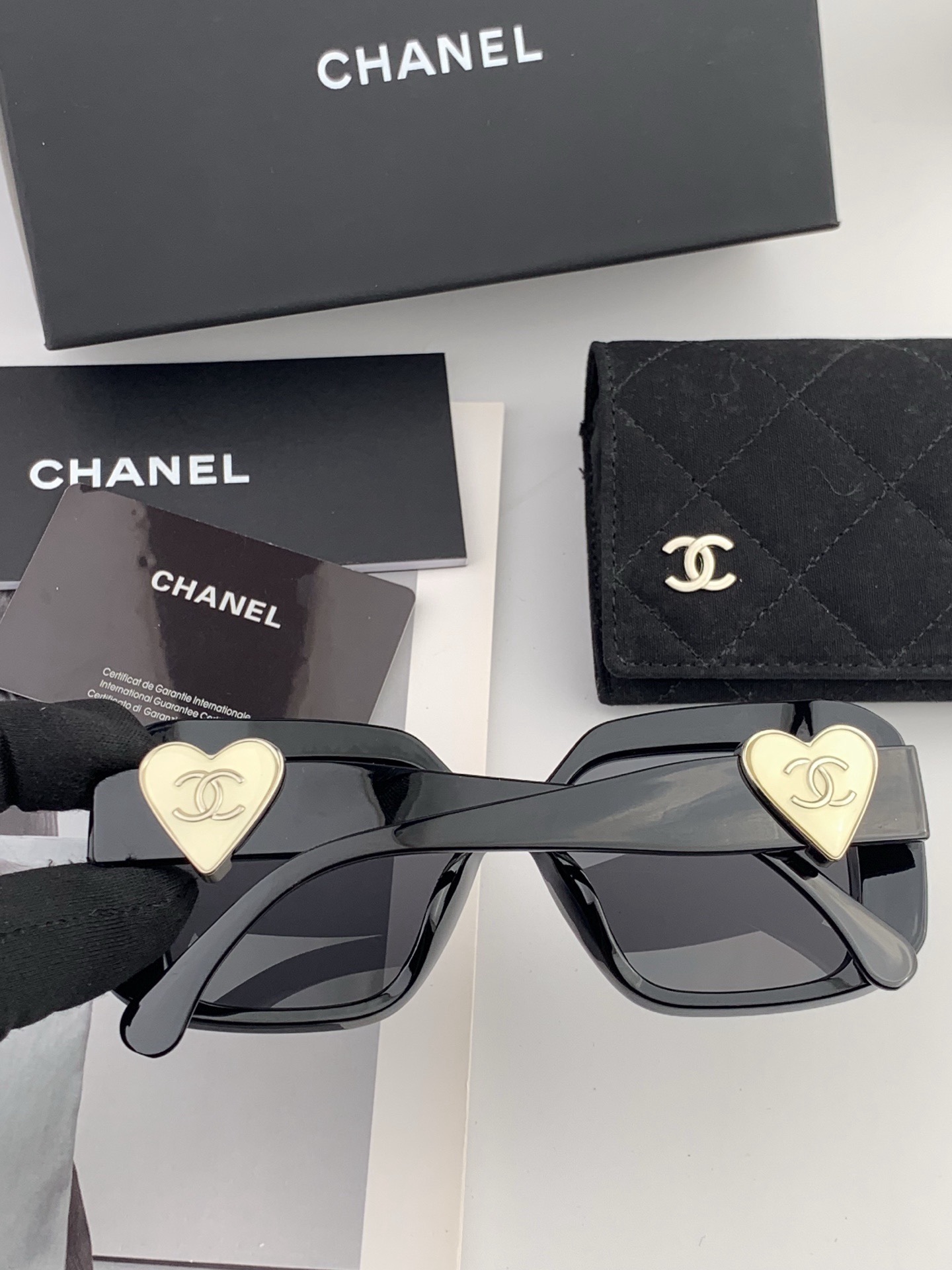新品CHANEL 香奈儿太阳镜以独特魅力和前卫风格诠释春夏最新眼镜，质感超好佩带舒适 型号：CH8551