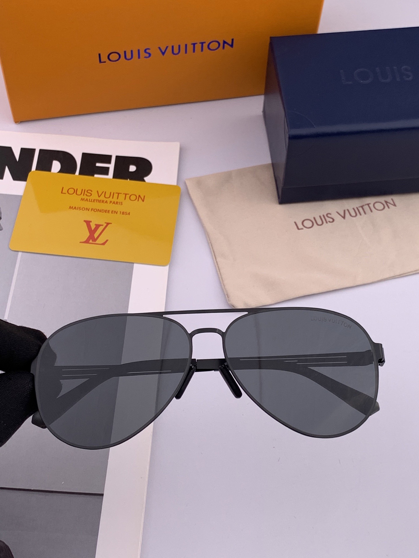 ♦️LV 新款男女情侣款太阳镜多边形墨镜iP电镀永不褪色 超轻超有弹性整幅眼镜无螺丝重要的是压不坏 高清