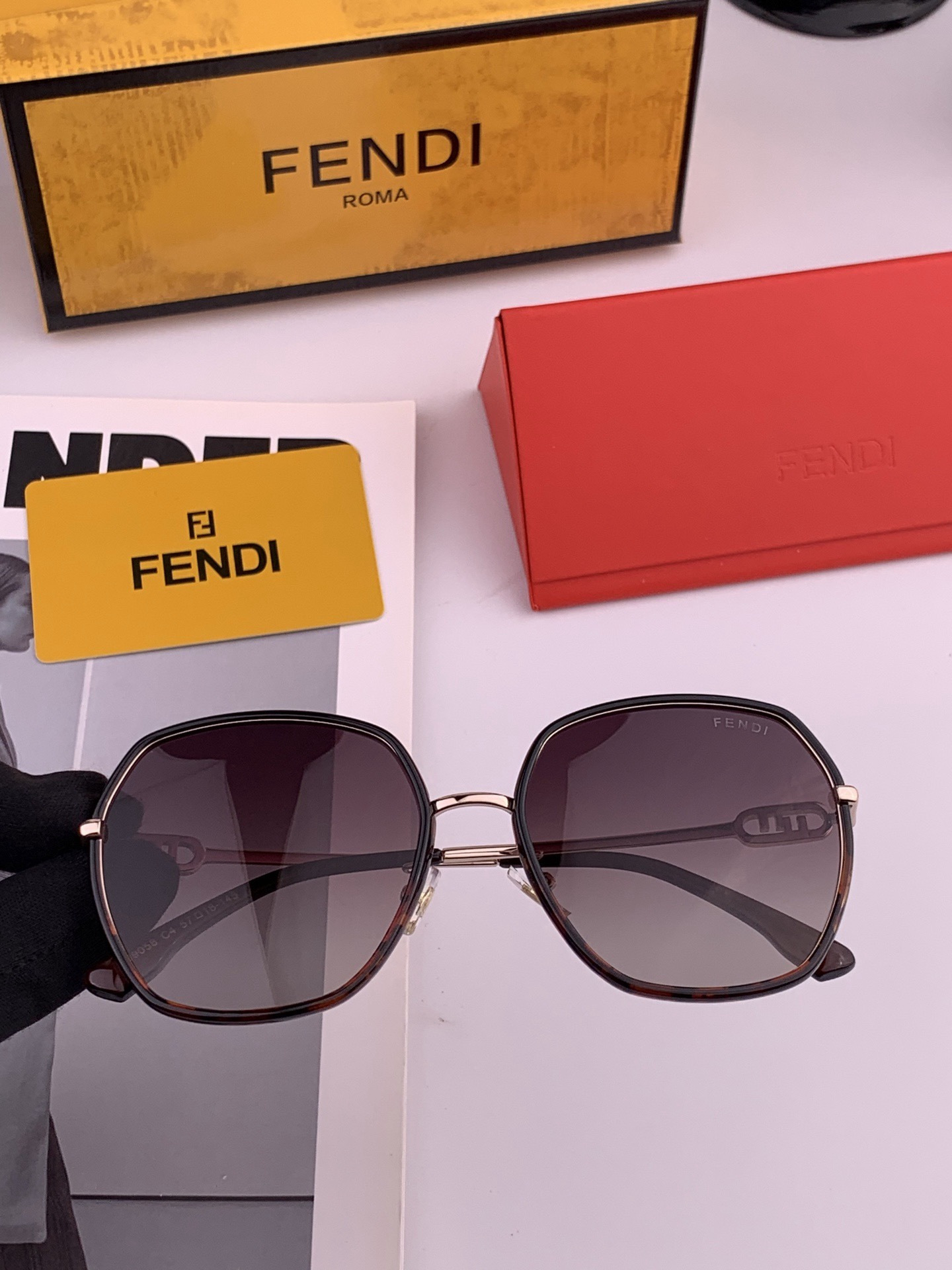 🔺 【芬迪】开春新款 潮流爆款 时尚方框偏光太阳镜 高品质 佩戴舒适 网红潮款墨镜 女士高清偏光太阳镜🕶