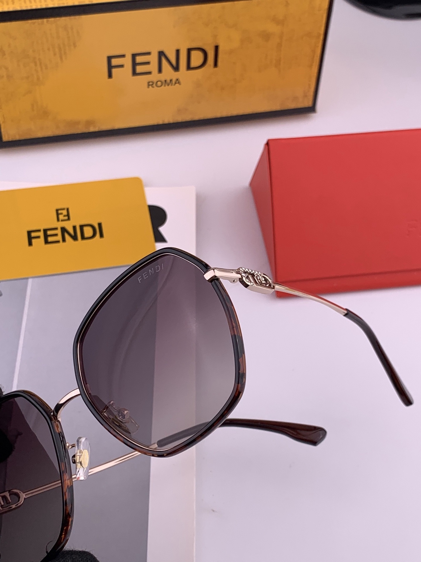 🔺 【芬迪】开春新款 潮流爆款 时尚方框偏光太阳镜 高品质 佩戴舒适 网红潮款墨镜 女士高清偏光太阳镜🕶