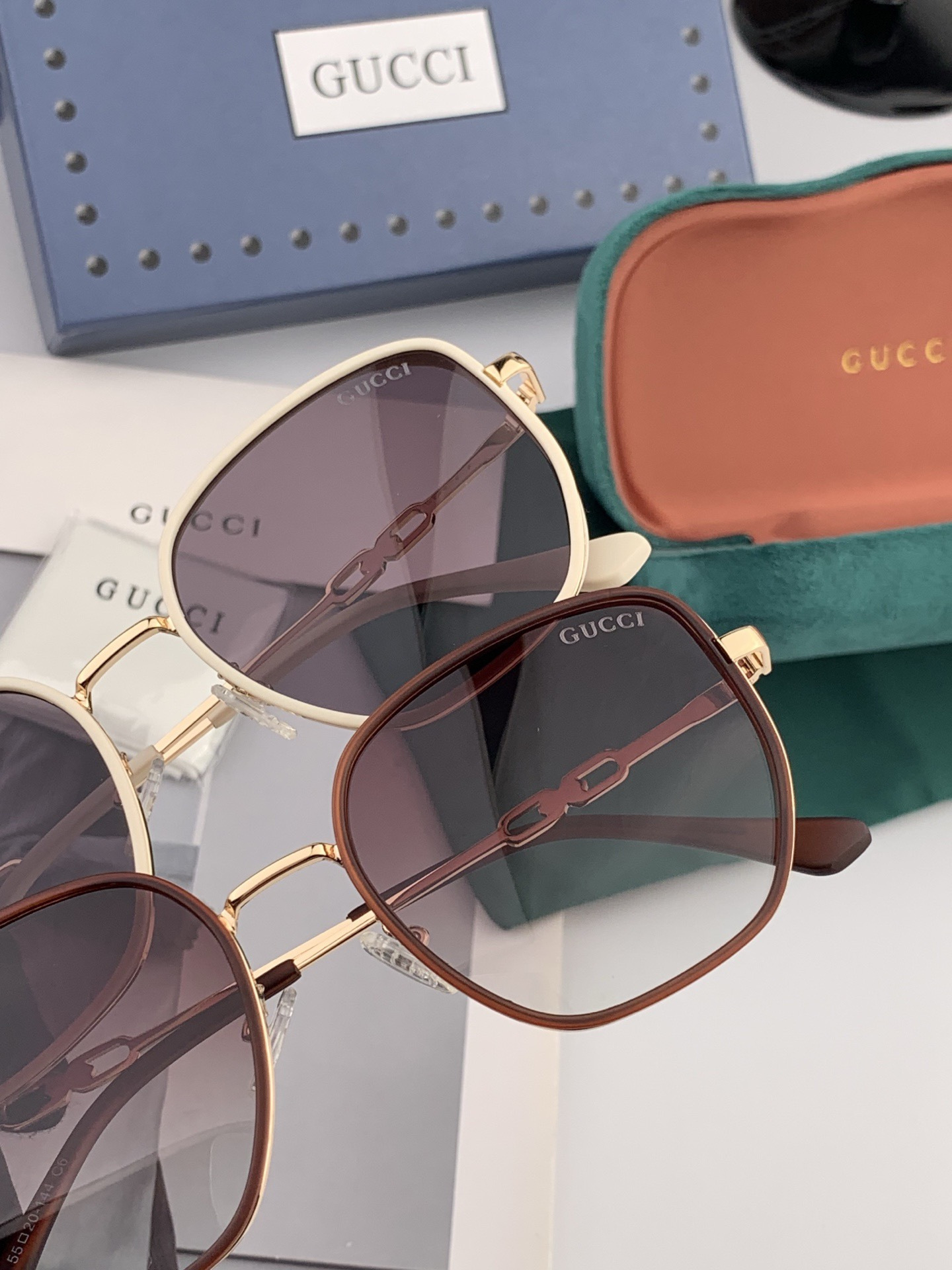 Gucci 经典的方框设计，不挑脸型，无论搭配大衣还是连衣裙都非常显气质尼龙偏光镜片预防紫外线 型号：G