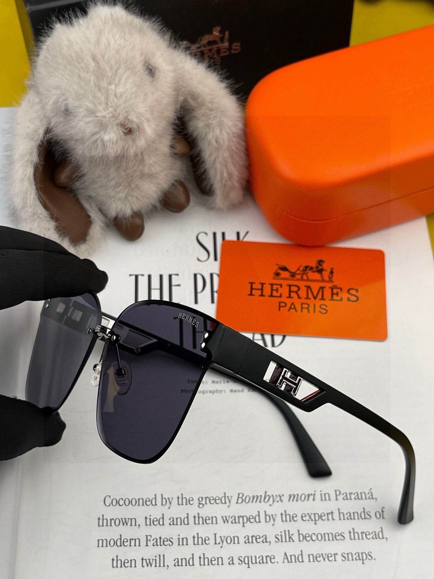 爱马仕 经典的方框设计，不挑脸型，无论搭配大衣还是连衣裙都非常显气质镜片预防紫外线 型号：H1100