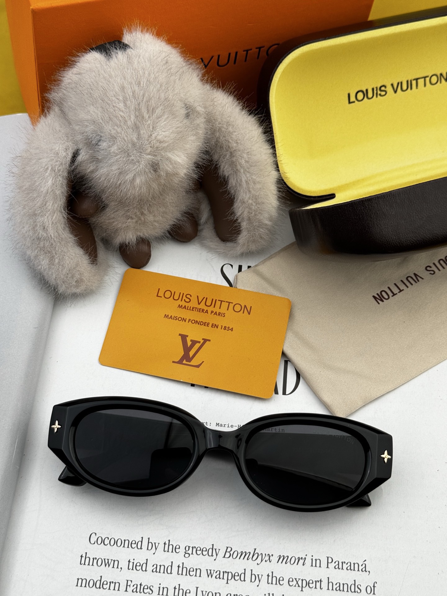 LV 新款女士方框太阳眼镜 开车墨镜 新款太阳镜 时尚大方 舒适轻盈 精致奢华 超轻 型号：L1335