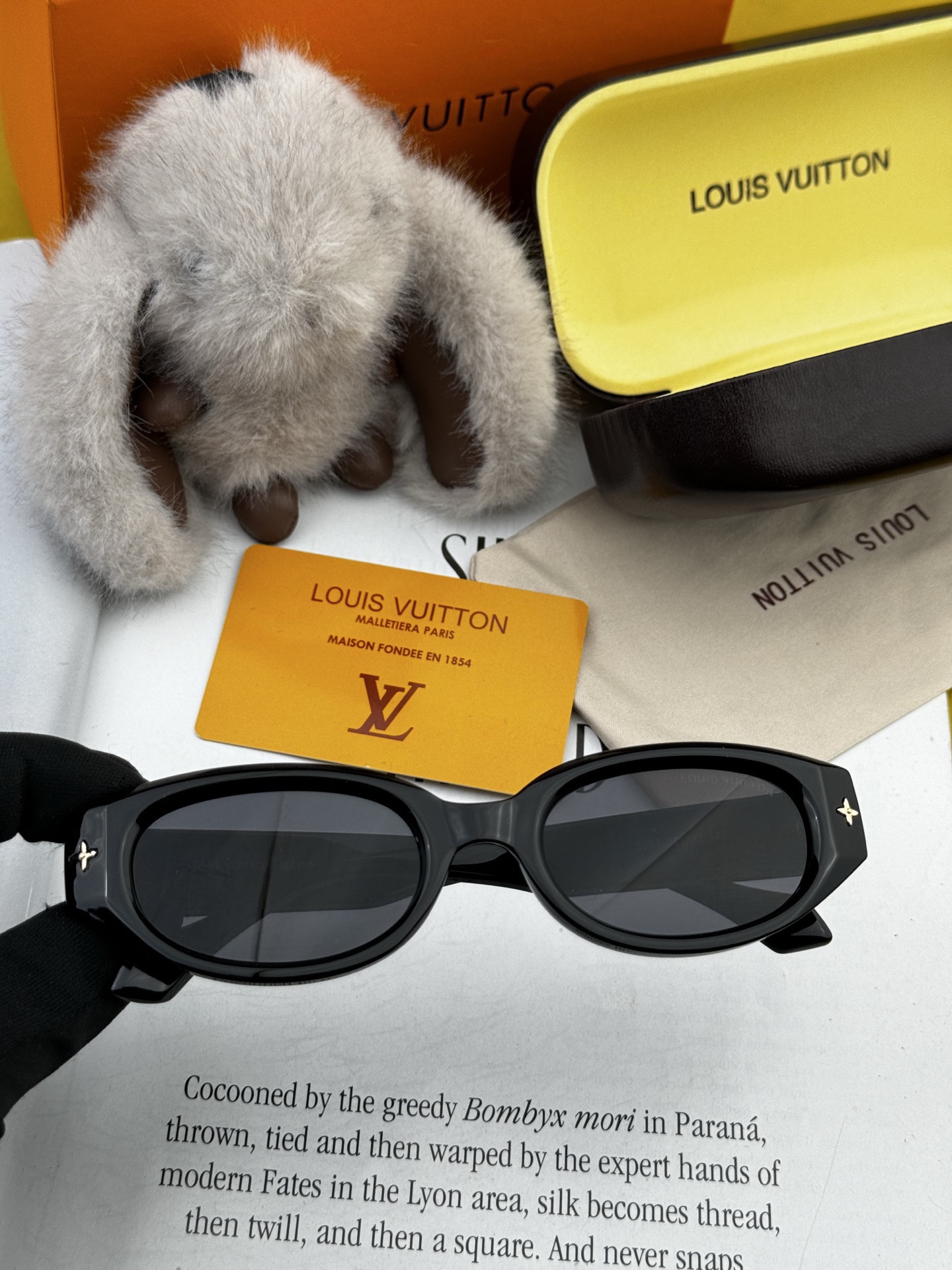 LV 新款女士方框太阳眼镜 开车墨镜 新款太阳镜 时尚大方 舒适轻盈 精致奢华 超轻 型号：L1335