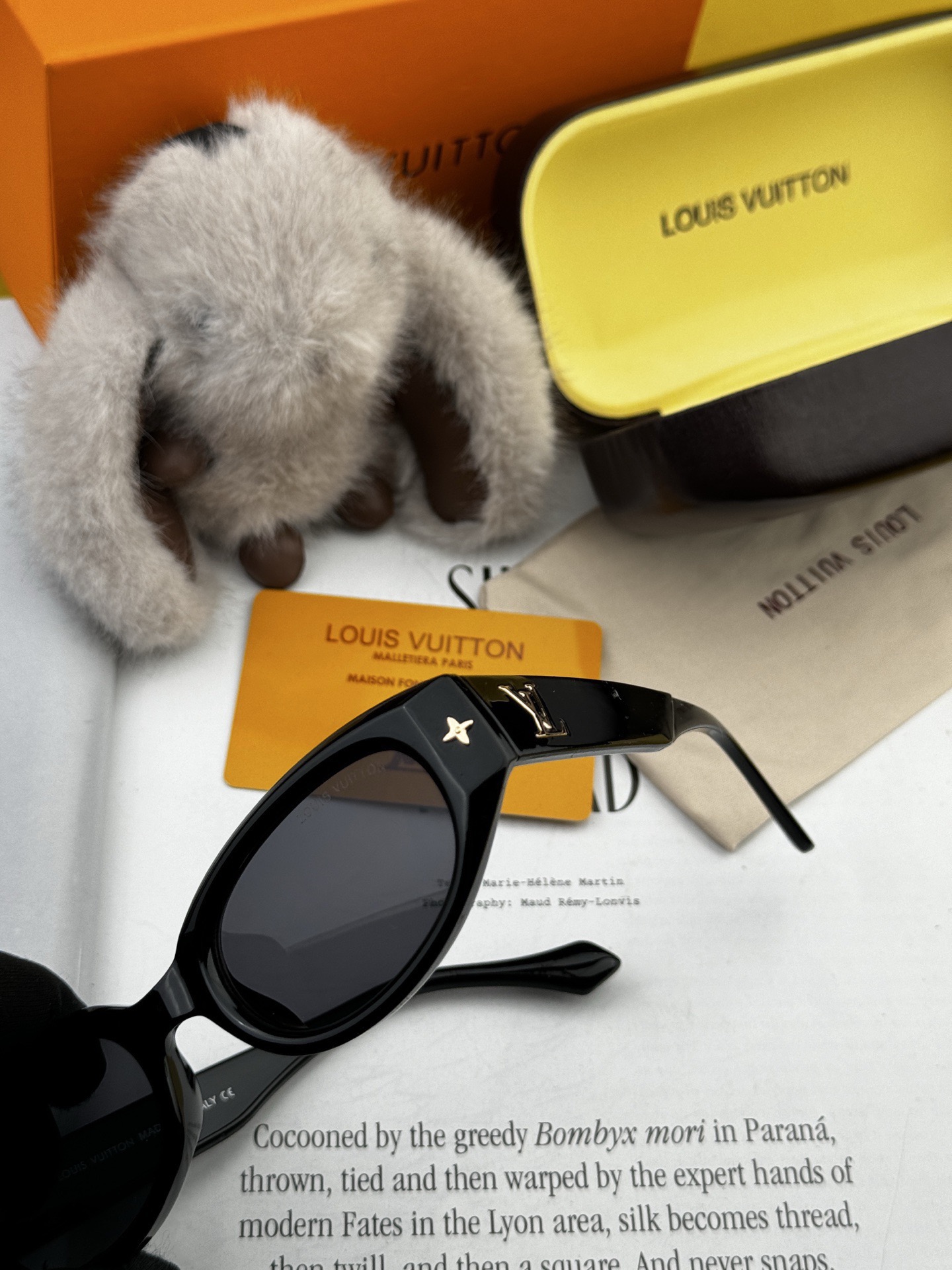 LV 新款女士方框太阳眼镜 开车墨镜 新款太阳镜 时尚大方 舒适轻盈 精致奢华 超轻 型号：L1335