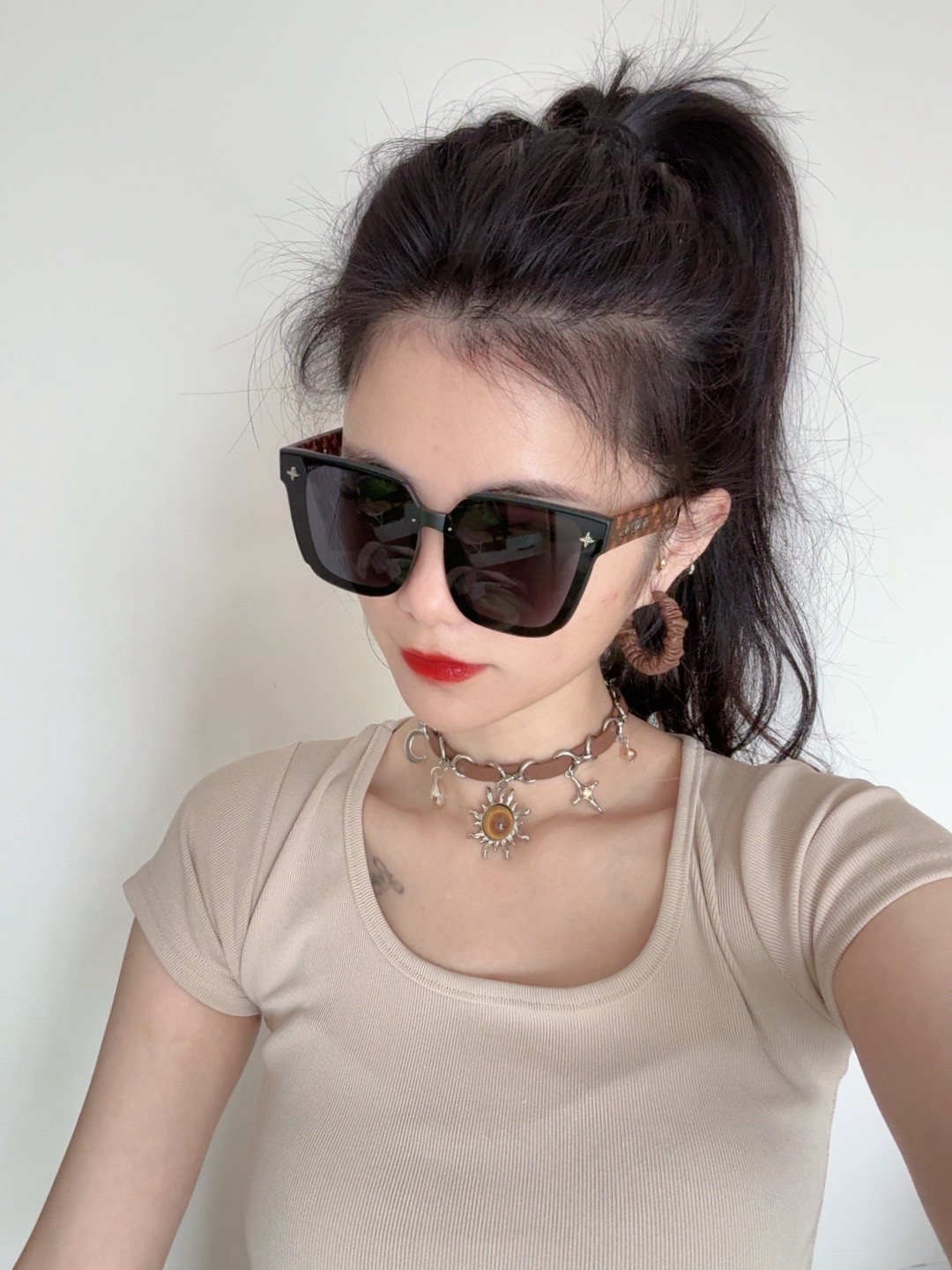 LV 新款女士方框太阳眼镜 开车墨镜 新款太阳镜 时尚大方 舒适轻盈 精致奢华 超轻 型号：L1132