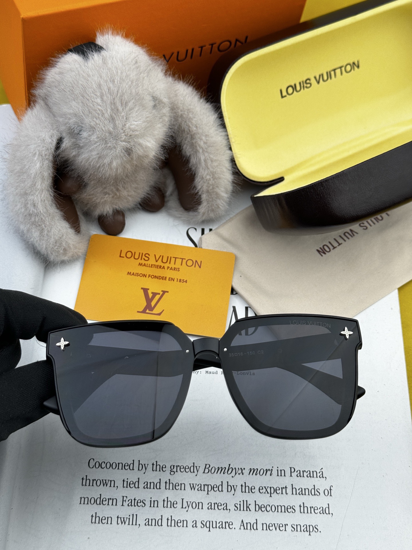 LV 新款女士方框太阳眼镜 开车墨镜 新款太阳镜 时尚大方 舒适轻盈 精致奢华 超轻 型号：L1132