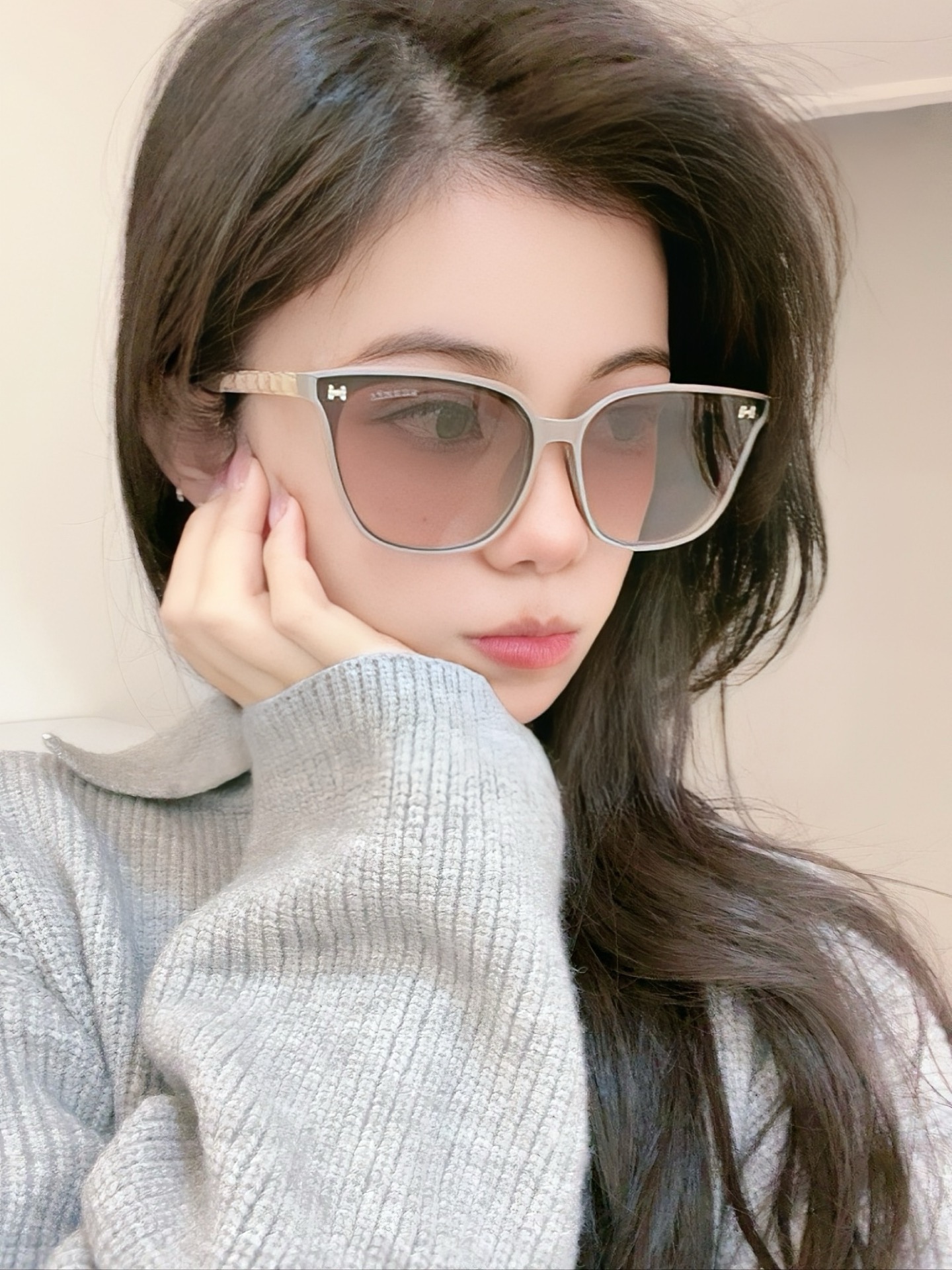 爱马仕 经典的方框设计，不挑脸型，无论搭配大衣还是连衣裙都非常显气质镜片预防紫外线 型号：H9302