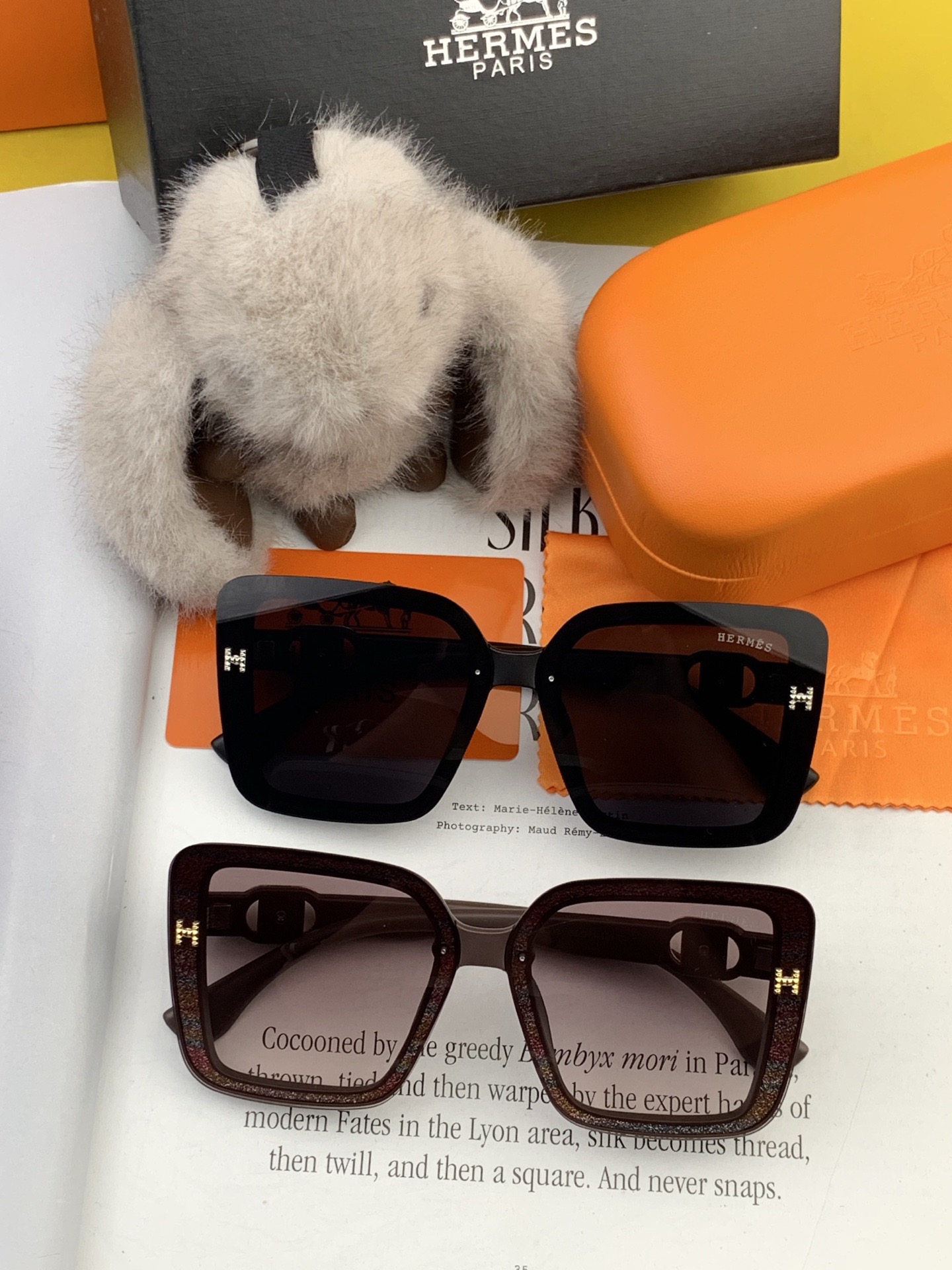 爱马仕 经典的方框设计，不挑脸型，无论搭配大衣还是连衣裙都非常显气质镜片预防紫外线 型号：H5551