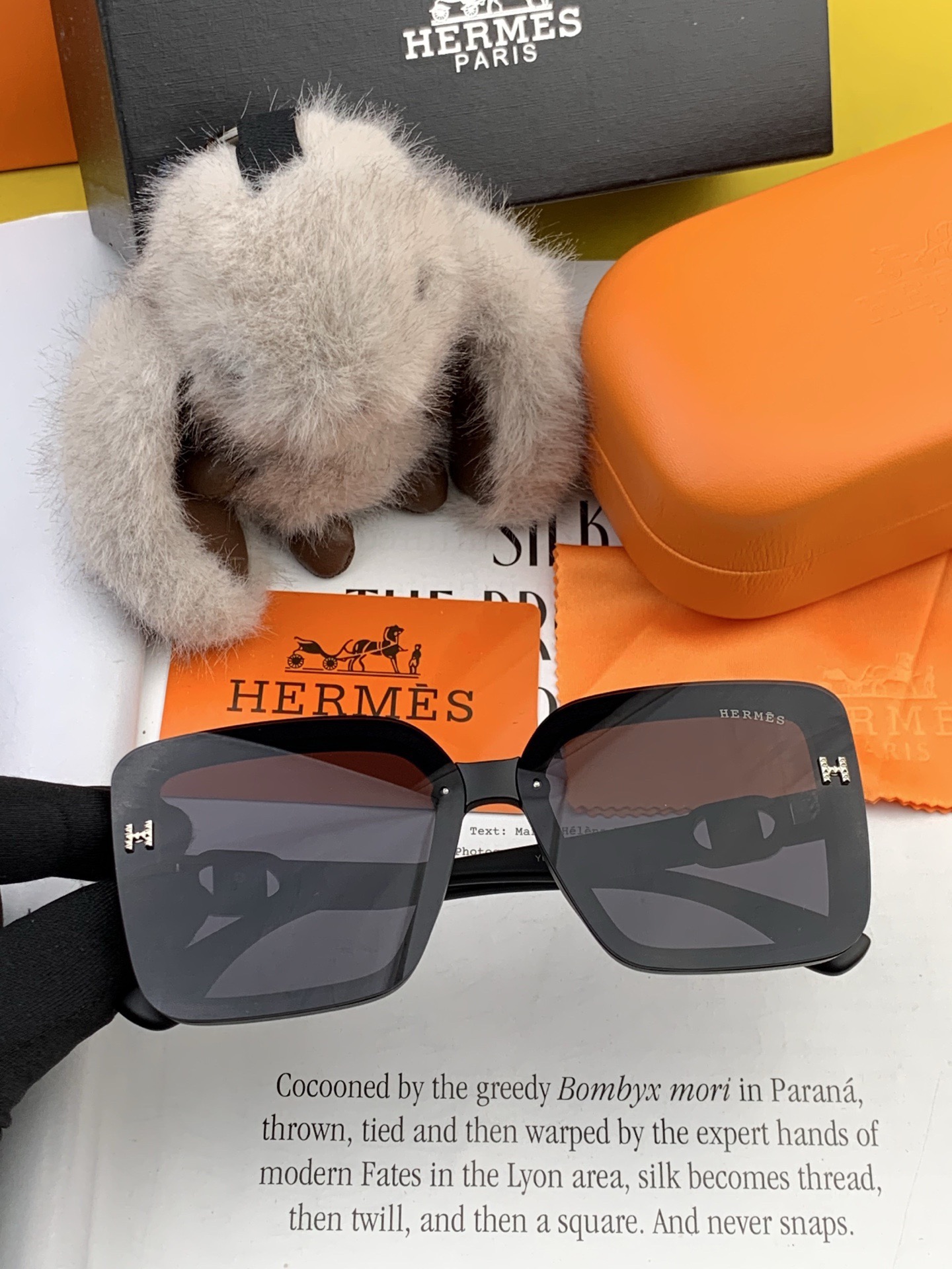 爱马仕 经典的方框设计，不挑脸型，无论搭配大衣还是连衣裙都非常显气质镜片预防紫外线 型号：H5551