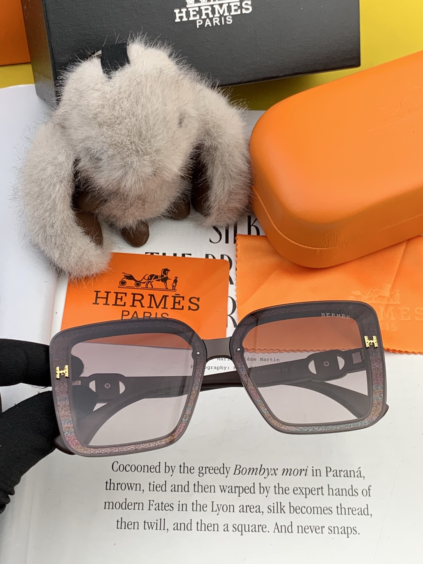 爱马仕 经典的方框设计，不挑脸型，无论搭配大衣还是连衣裙都非常显气质镜片预防紫外线 型号：H5551