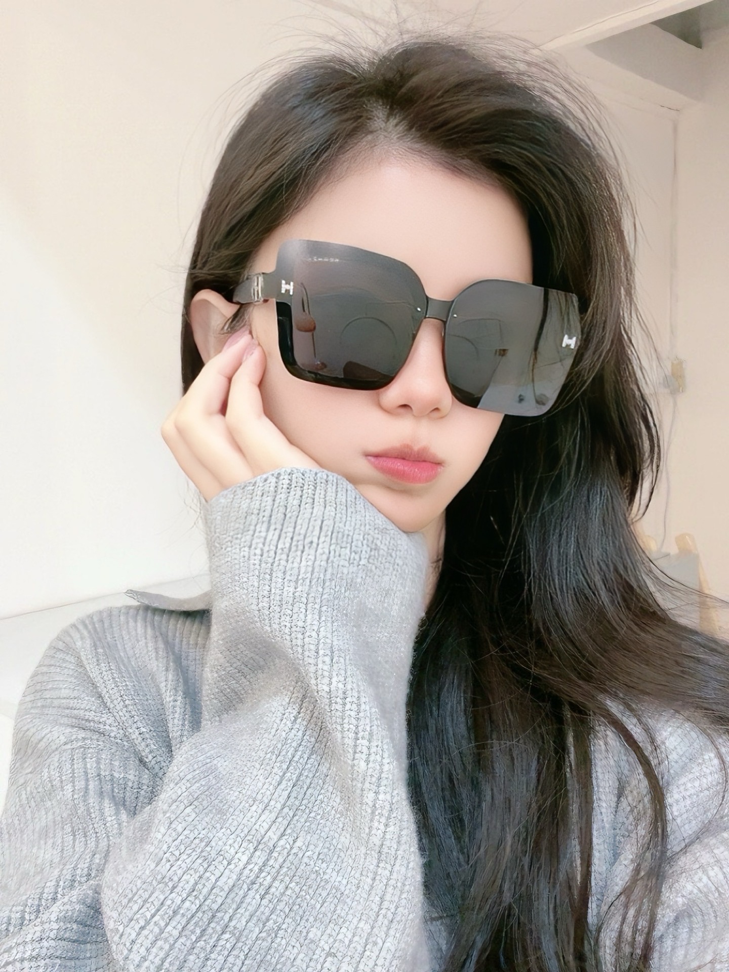 爱马仕 经典的方框设计，不挑脸型，无论搭配大衣还是连衣裙都非常显气质镜片预防紫外线 型号：H5551