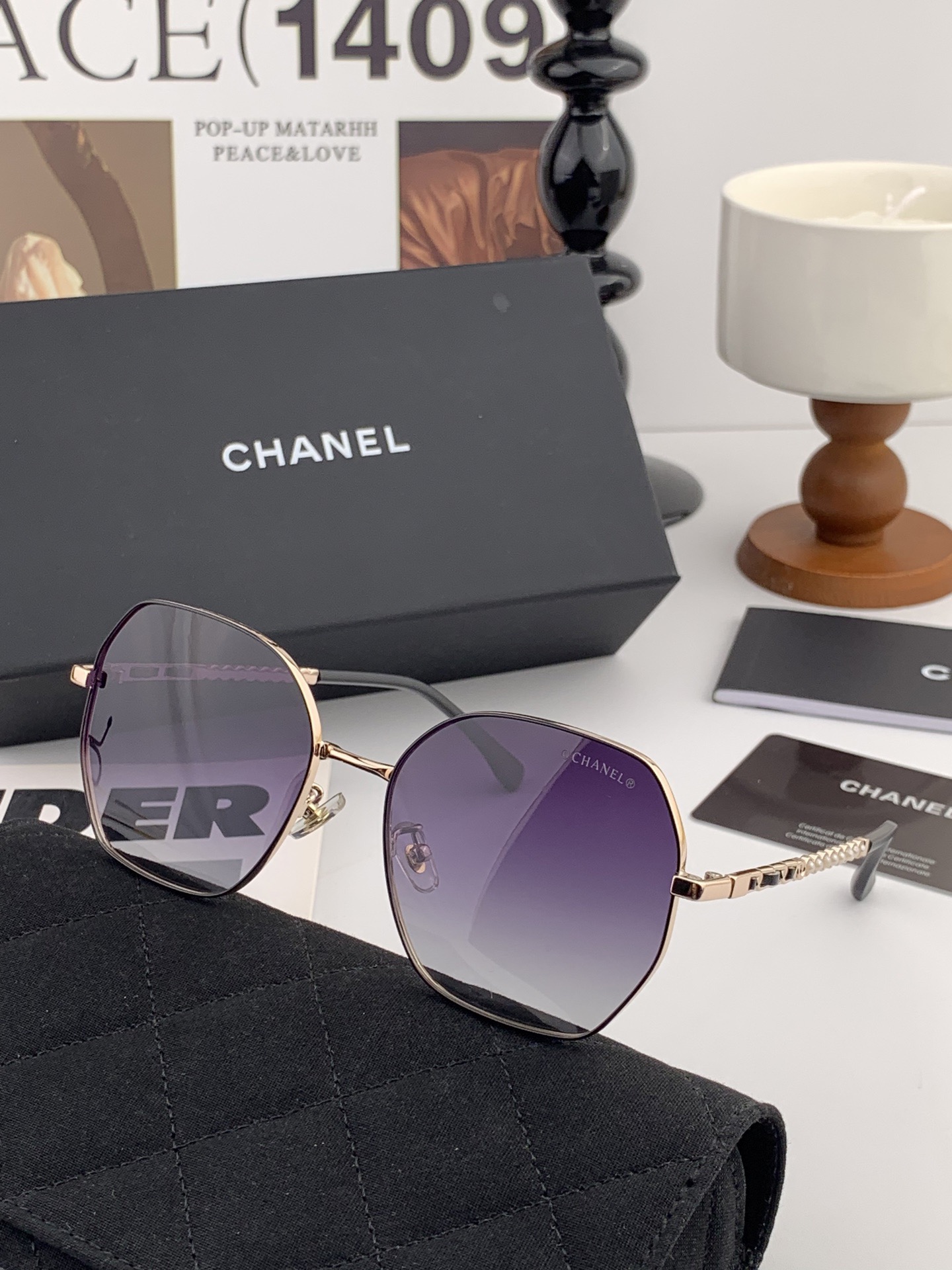 新品CHANEL 香奈儿太阳镜以独特魅力和前卫风格诠释春夏最新眼镜，以方框设计两边经典小香珍珠做点缀，中