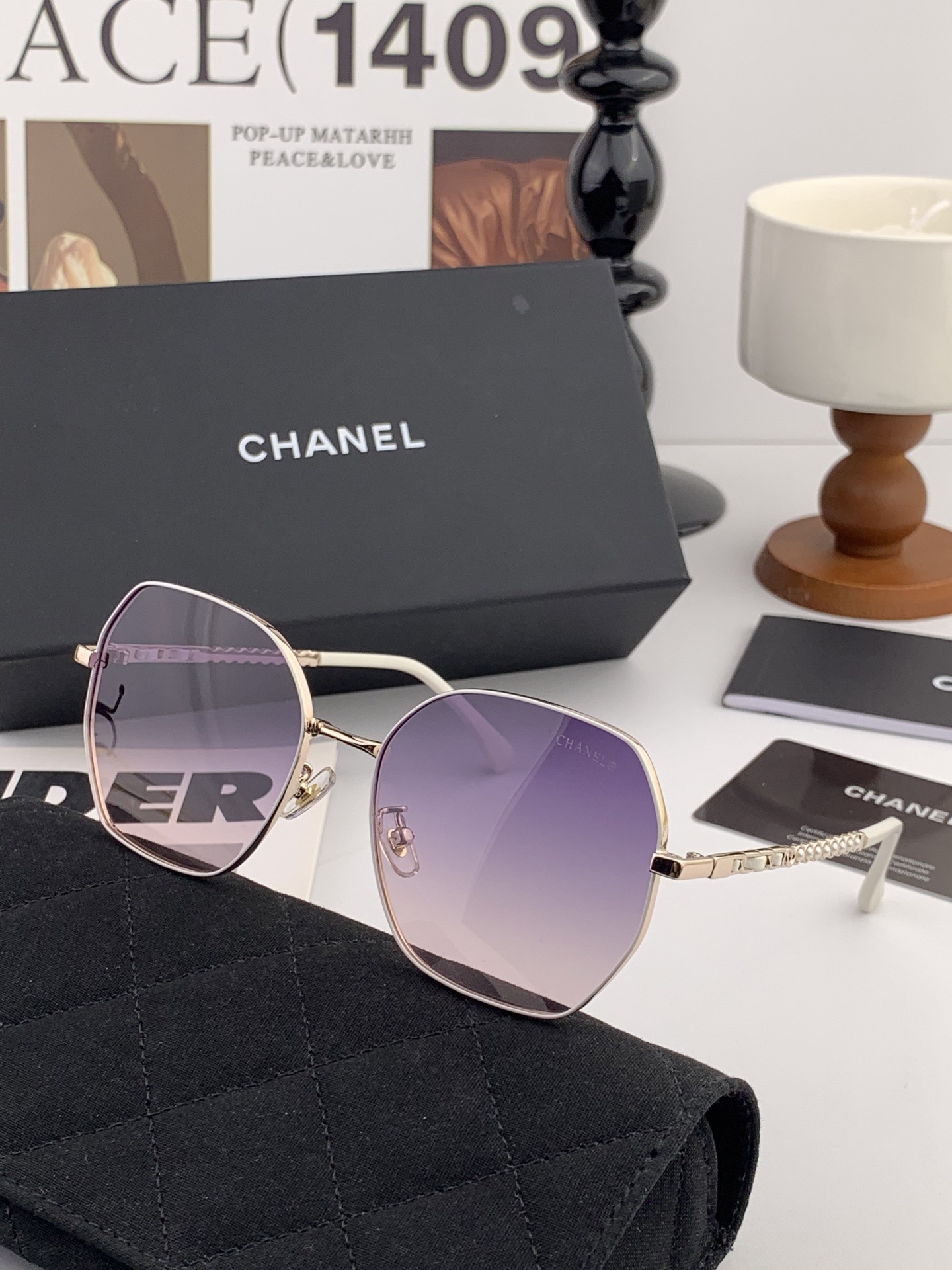 新品CHANEL 香奈儿太阳镜以独特魅力和前卫风格诠释春夏最新眼镜，以方框设计两边经典小香珍珠做点缀，中