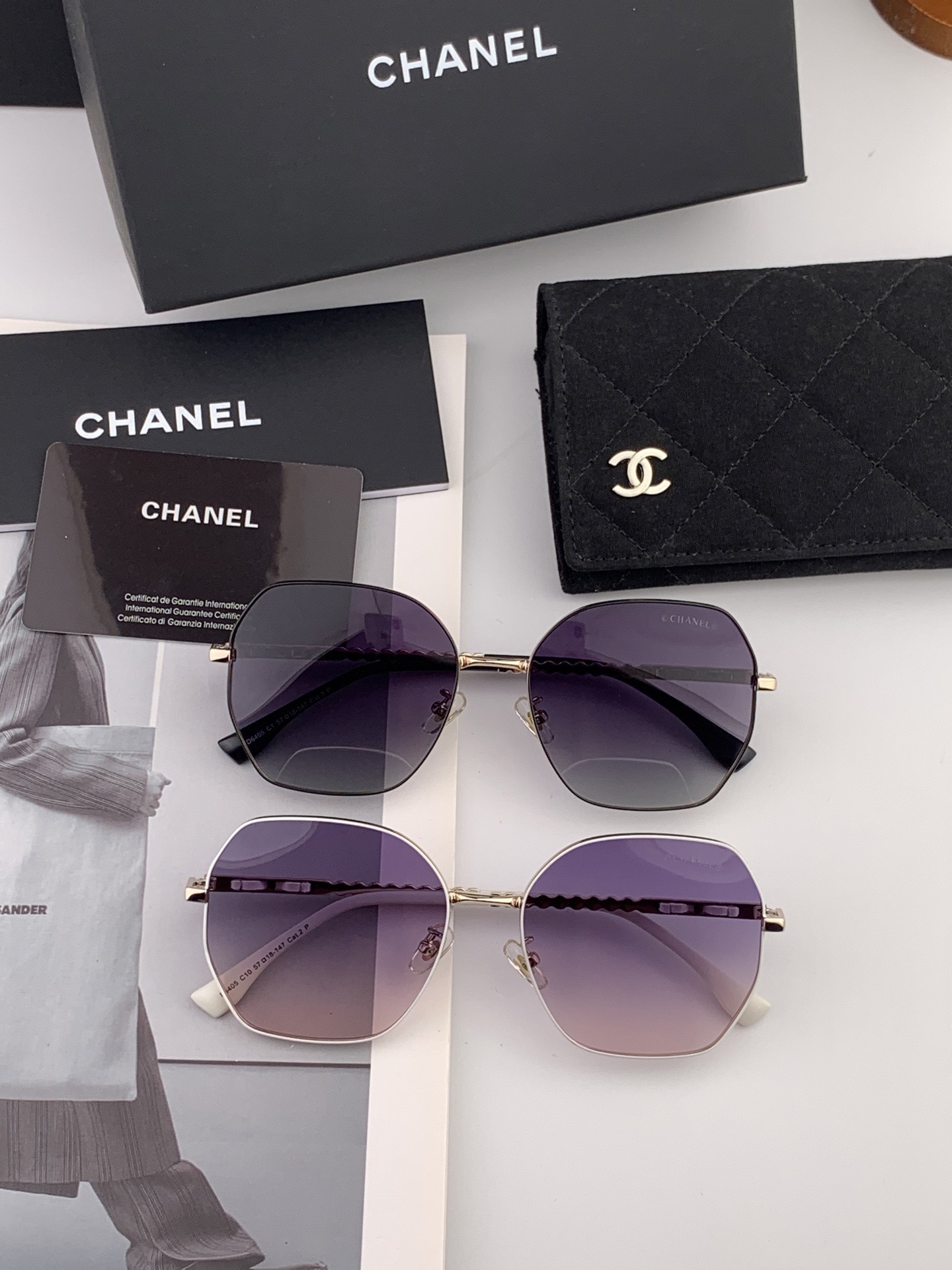 新品CHANEL 香奈儿太阳镜以独特魅力和前卫风格诠释春夏最新眼镜，以方框设计两边经典小香珍珠做点缀，中