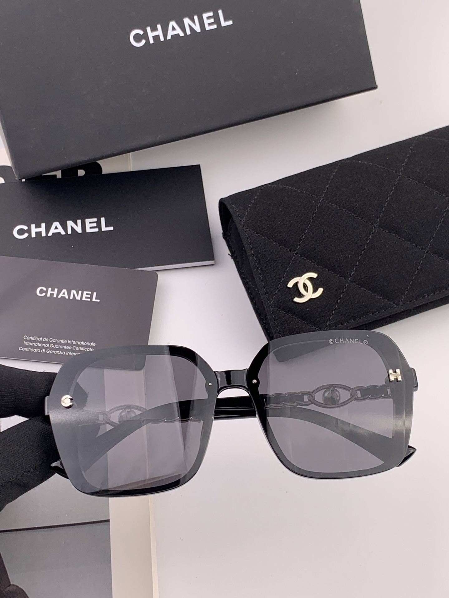 🔺CHANEL🔻官方早春新款，众多明星同款[色]香奈儿‼️‼️新款珍珠大框偏光墨镜 ，🌈🌈宝丽来超清偏光