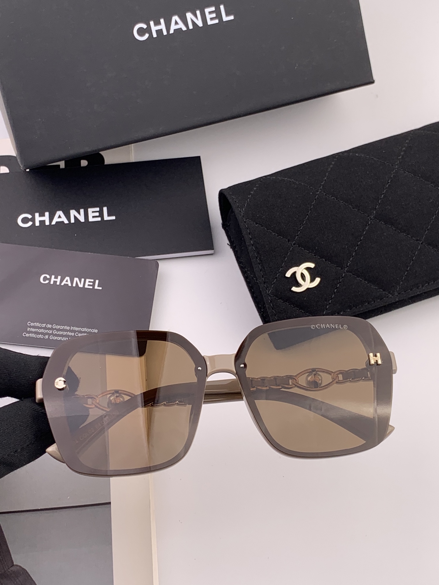 🔺CHANEL🔻官方早春新款，众多明星同款[色]香奈儿‼️‼️新款珍珠大框偏光墨镜 ，🌈🌈宝丽来超清偏光
