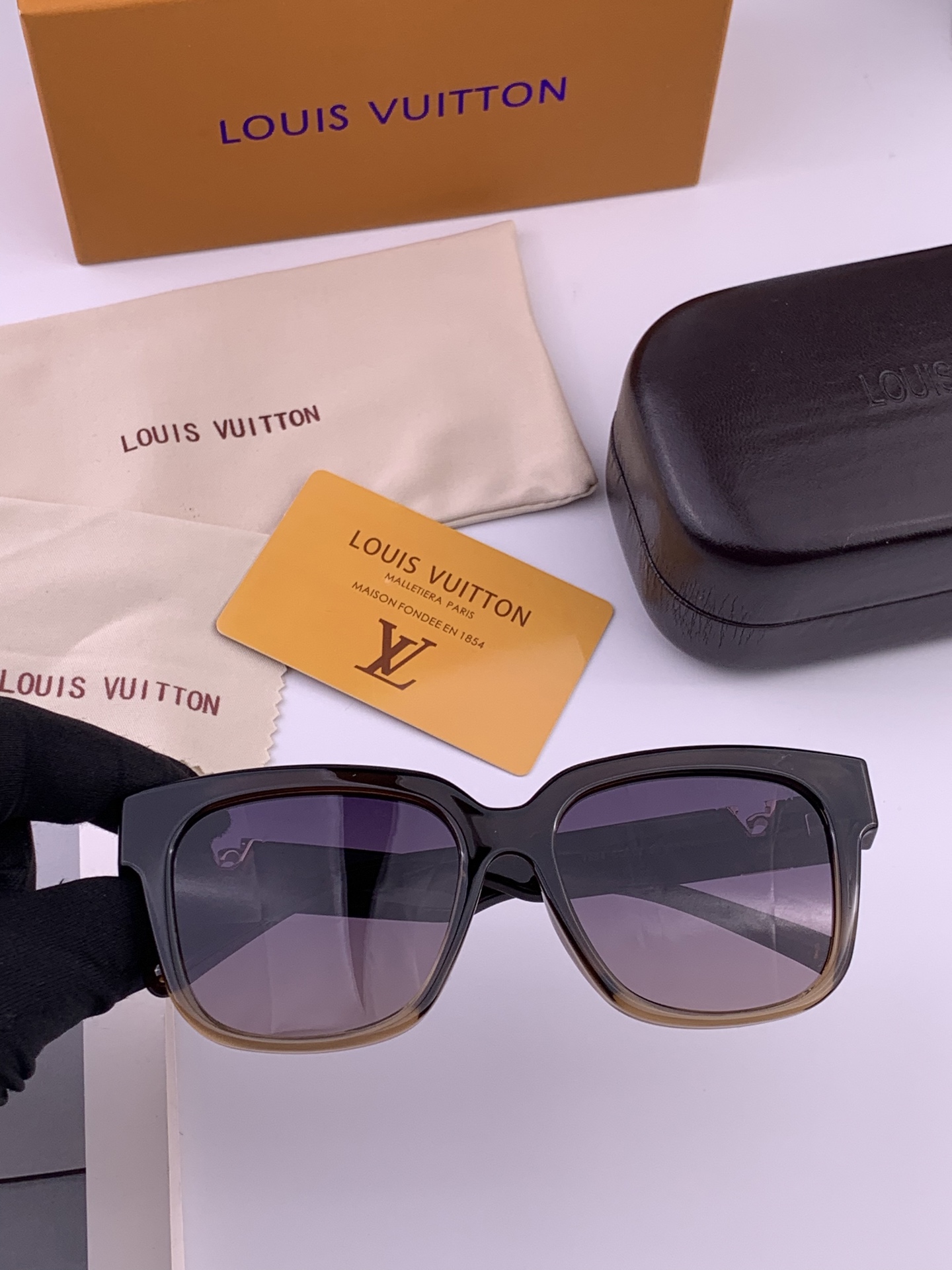 LV 🔥  高品质男女款墨镜   👍 进口宝丽来偏光镜片  🔥蛤蟆镜 开车钓鱼都可 🔥百搭显瘦墨镜韩版男