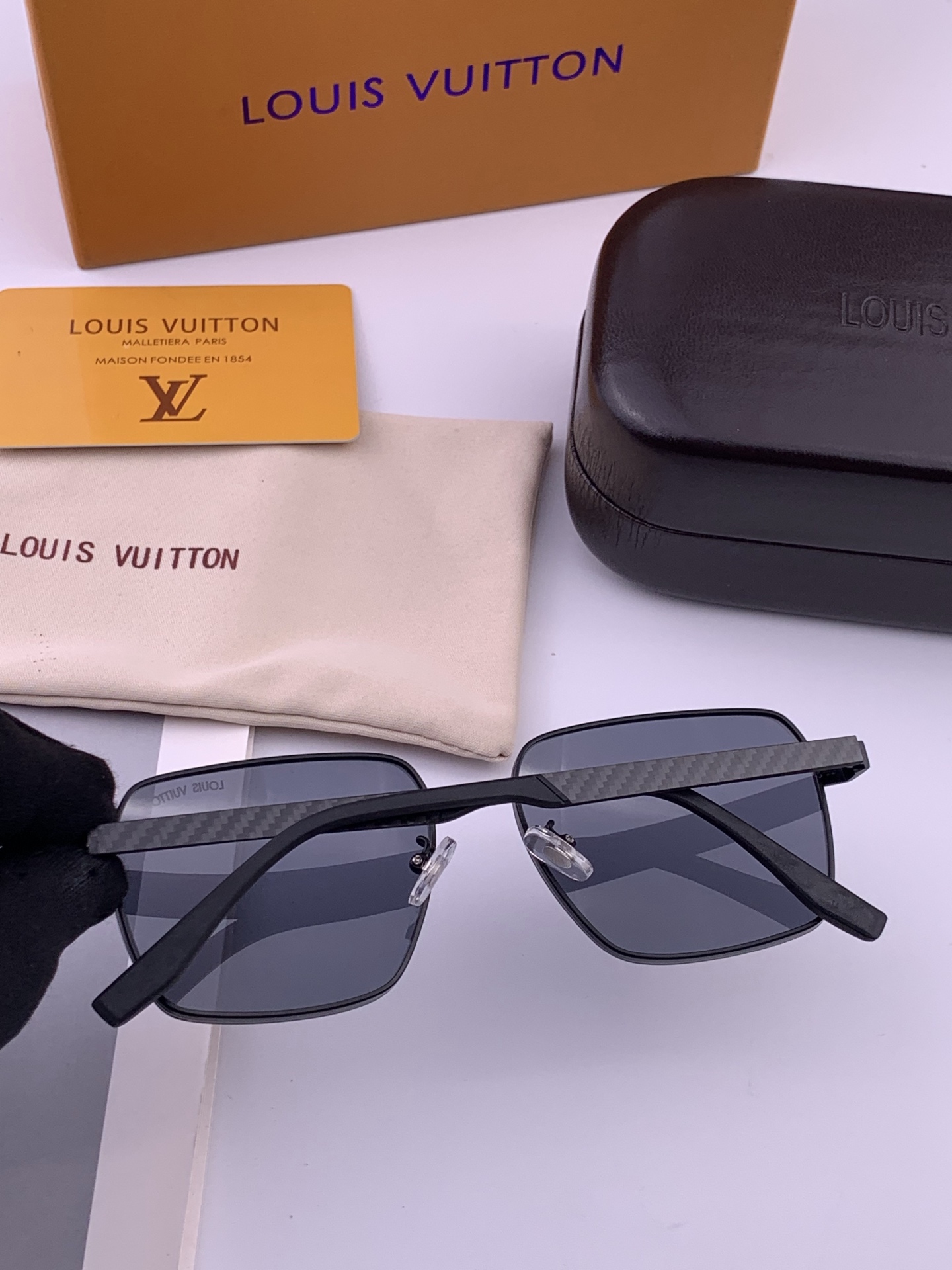 LV 男款炫彩飞行员偏光太阳镜 ❤️材质：高清尼龙加厚卡槽高清偏光镜片 🌹无边框镜架💕颜👍型号：L525