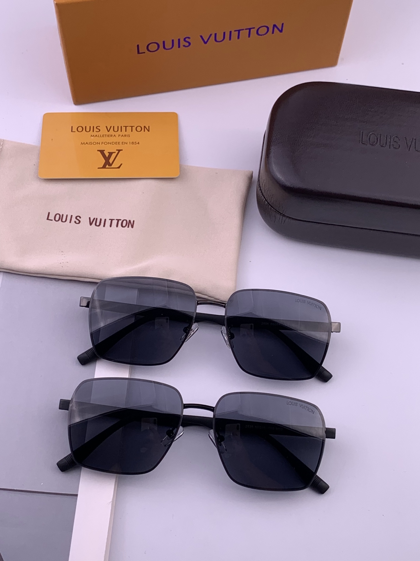 LV 男款炫彩飞行员偏光太阳镜 ❤️材质：高清尼龙加厚卡槽高清偏光镜片 🌹无边框镜架💕颜👍型号：L525