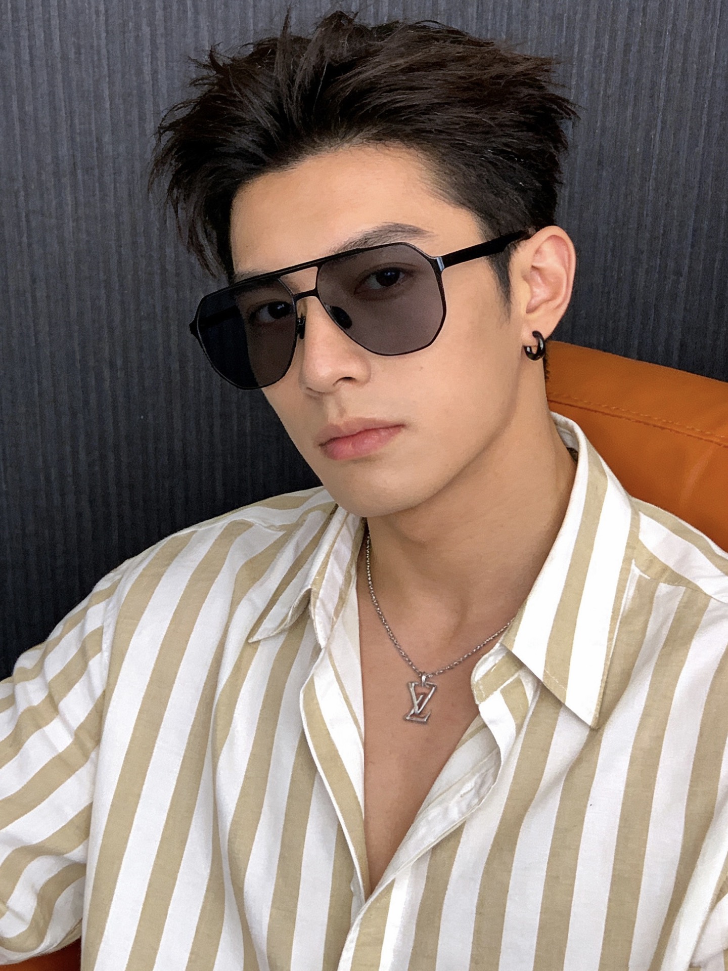 LV 男款炫彩飞行员偏光太阳镜 ❤️材质：高清尼龙加厚卡槽高清偏光镜片 🌹无边框镜架💕颜👍型号：L325
