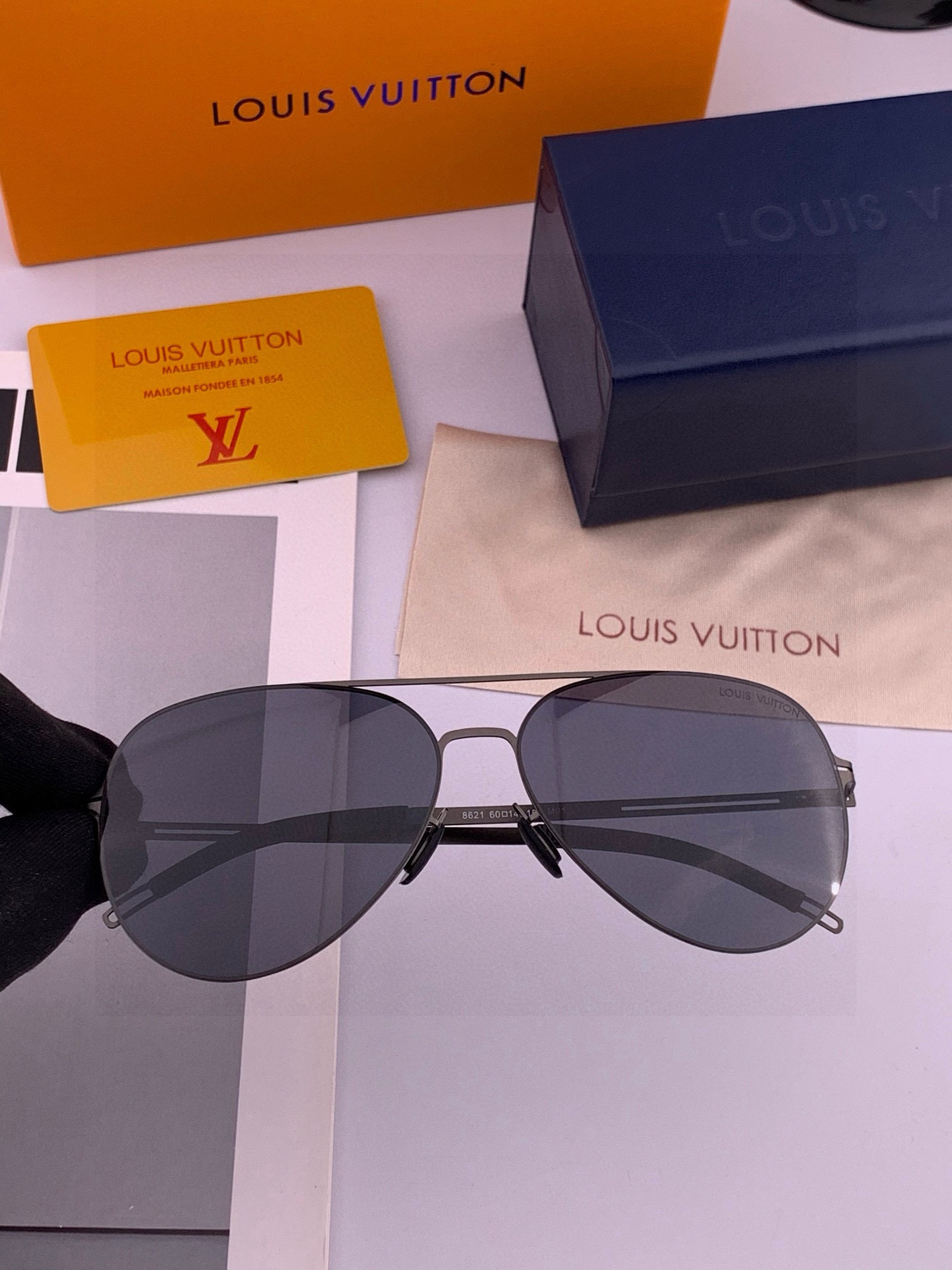 ♦️LV 新款男女情侣款太阳镜多边形墨镜iP电镀永不褪色 超轻超有弹性整幅眼镜无螺丝重要的是压不坏 高清