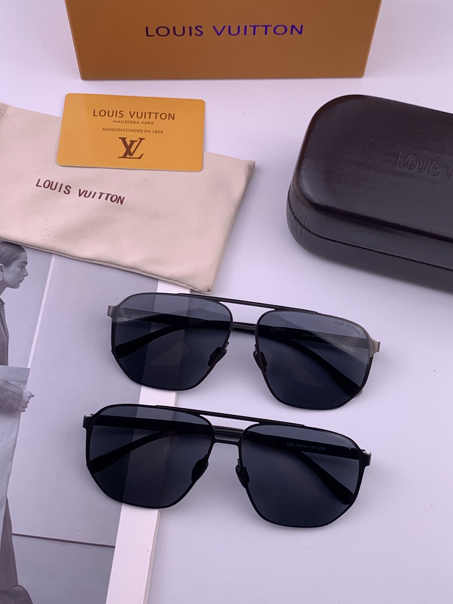 LV 男款炫彩飞行员偏光太阳镜 ❤️材质：高清尼龙加厚卡槽高清偏光镜片 🌹无边框镜架💕颜👍型号：L522