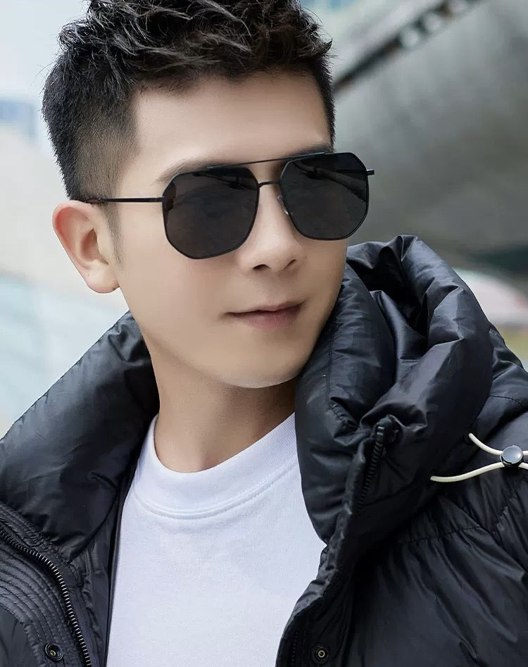 LV 男款炫彩飞行员偏光太阳镜 ❤️材质：高清尼龙加厚卡槽高清偏光镜片 🌹无边框镜架💕颜👍型号：L089