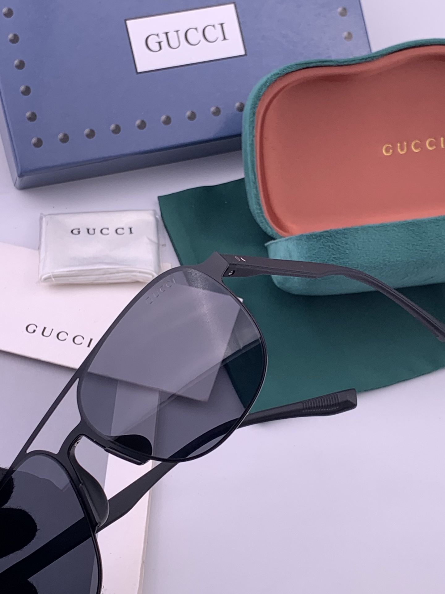 GUCCI 男款炫彩飞行员偏光太阳镜 ❤️材质：高清尼龙加厚卡槽高清偏光镜片 🌹无边框镜架💕颜👍型号：G