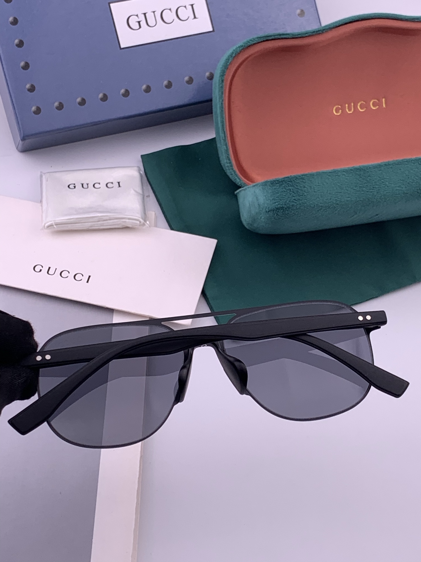 GUCCI 男款炫彩飞行员偏光太阳镜 ❤️材质：高清尼龙加厚卡槽高清偏光镜片 🌹无边框镜架💕颜👍型号：G