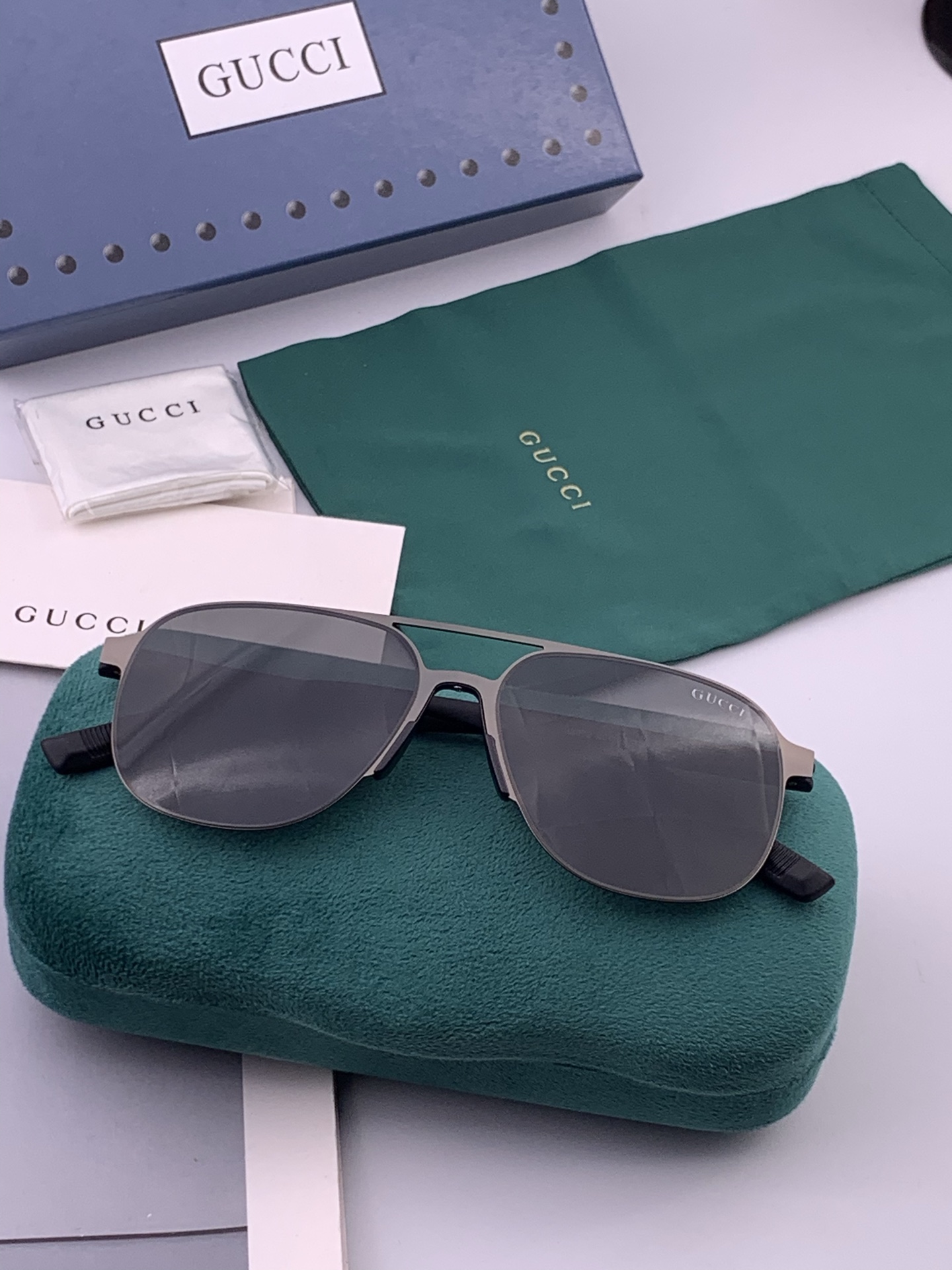 GUCCI 男款炫彩飞行员偏光太阳镜 ❤️材质：高清尼龙加厚卡槽高清偏光镜片 🌹无边框镜架💕颜👍型号：G