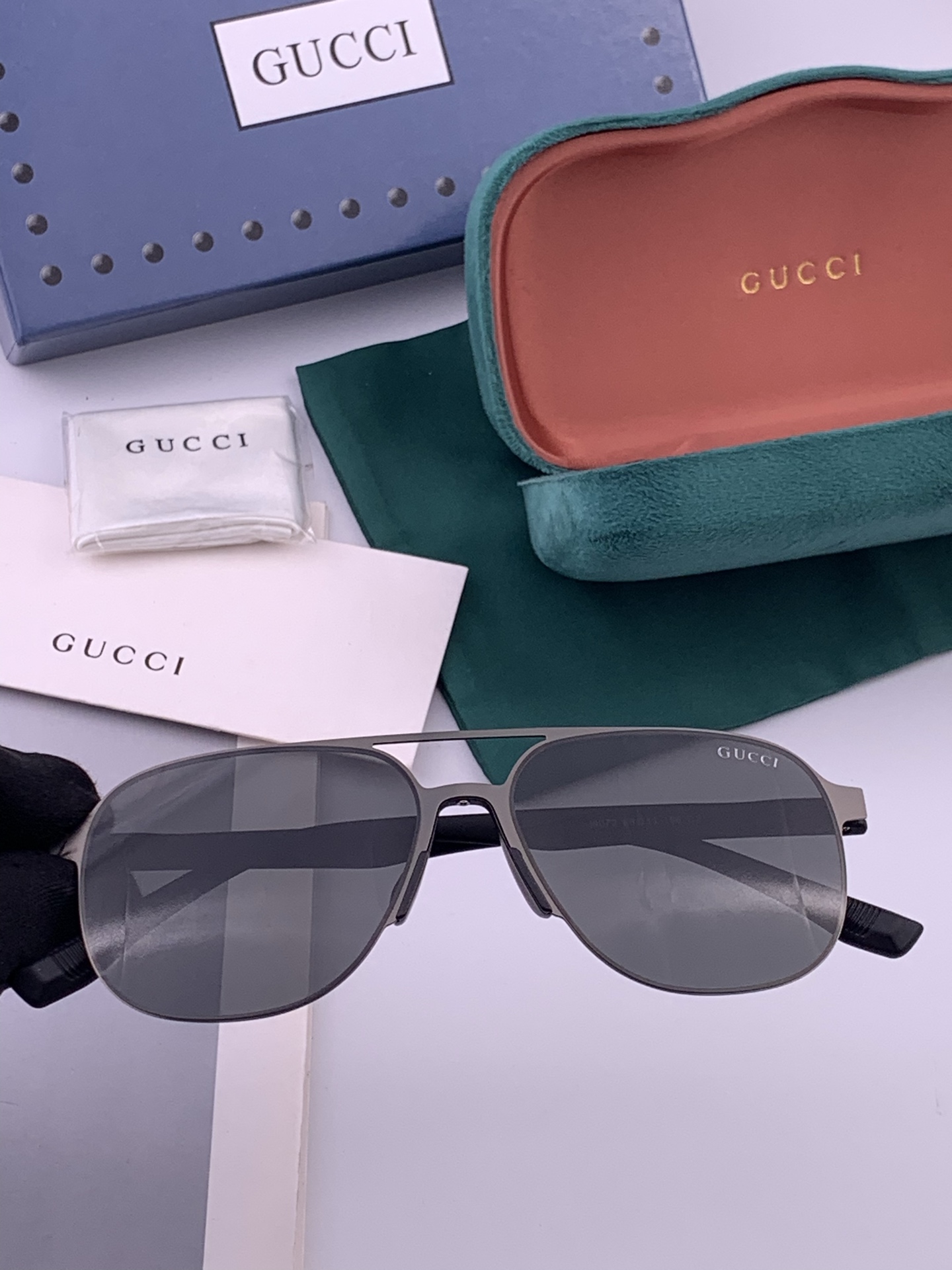 GUCCI 男款炫彩飞行员偏光太阳镜 ❤️材质：高清尼龙加厚卡槽高清偏光镜片 🌹无边框镜架💕颜👍型号：G