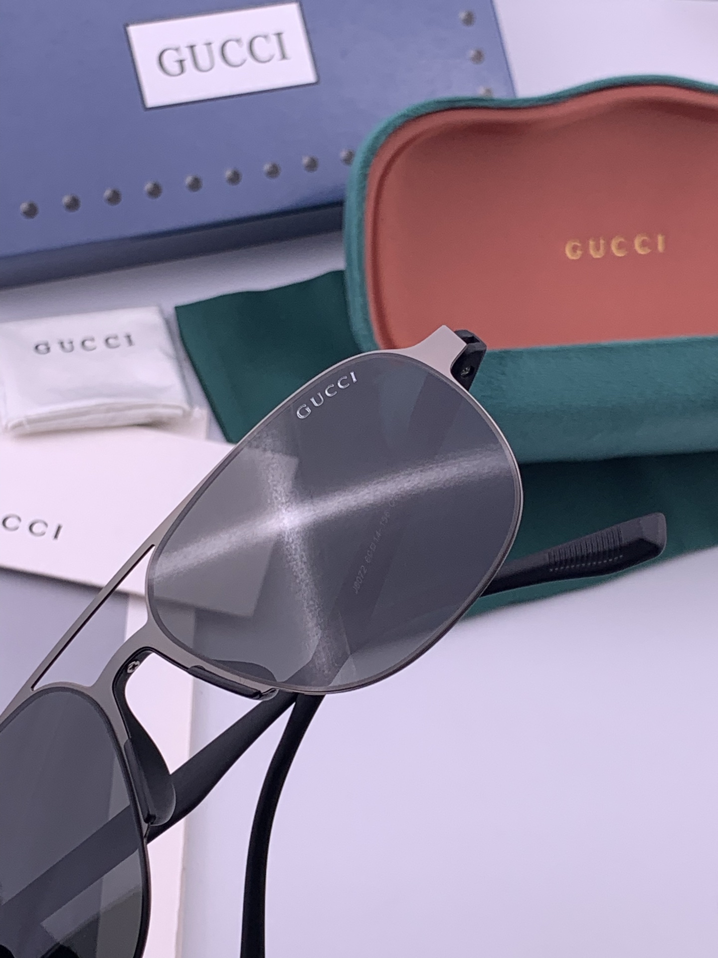 GUCCI 男款炫彩飞行员偏光太阳镜 ❤️材质：高清尼龙加厚卡槽高清偏光镜片 🌹无边框镜架💕颜👍型号：G