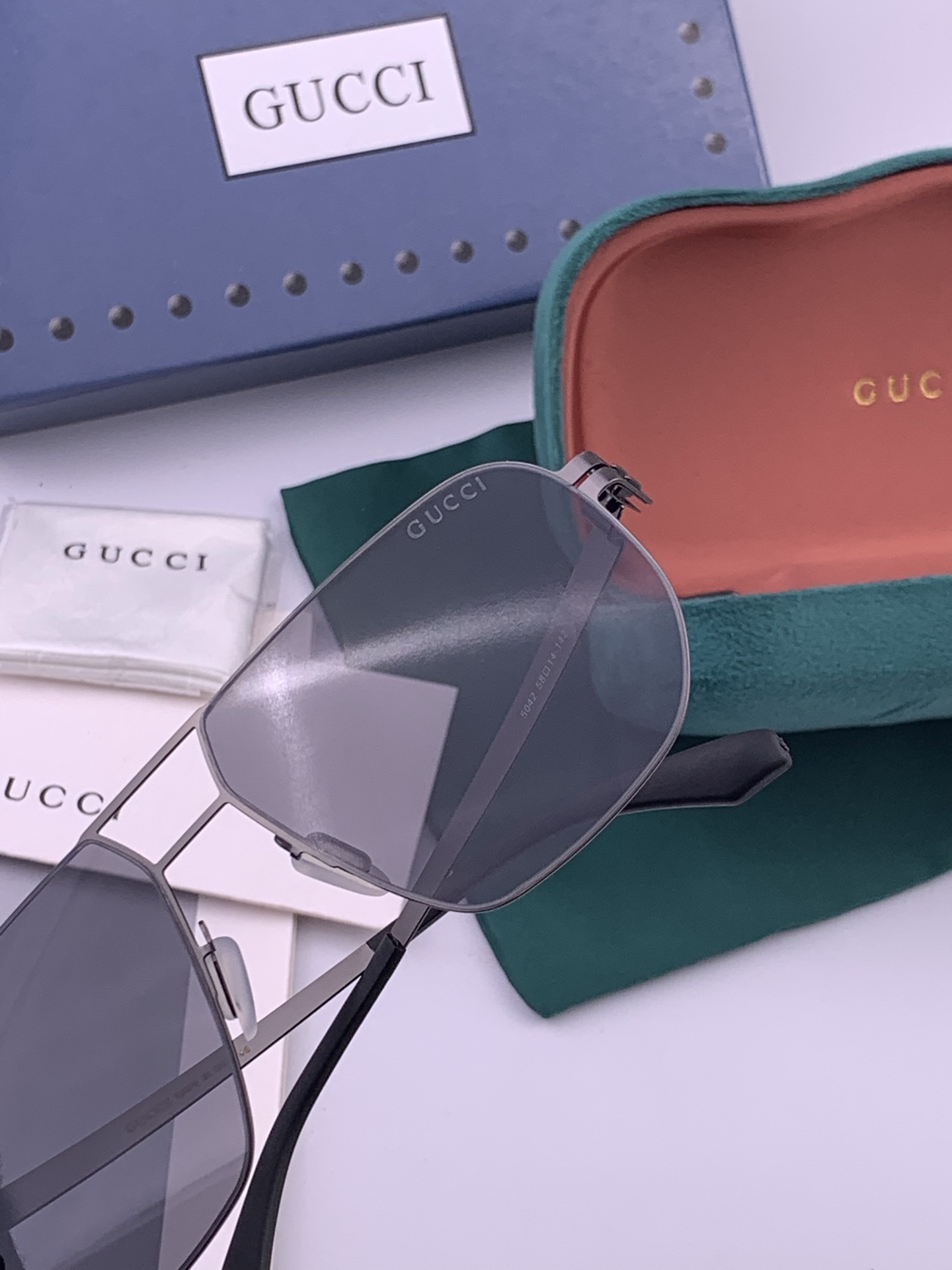 Gucci 春夏新款超轻无螺丝压不坏系列情侣款太阳镜高清尼龙镜片🦅完美品质，适合各种脸型，经典太阳镜亮相